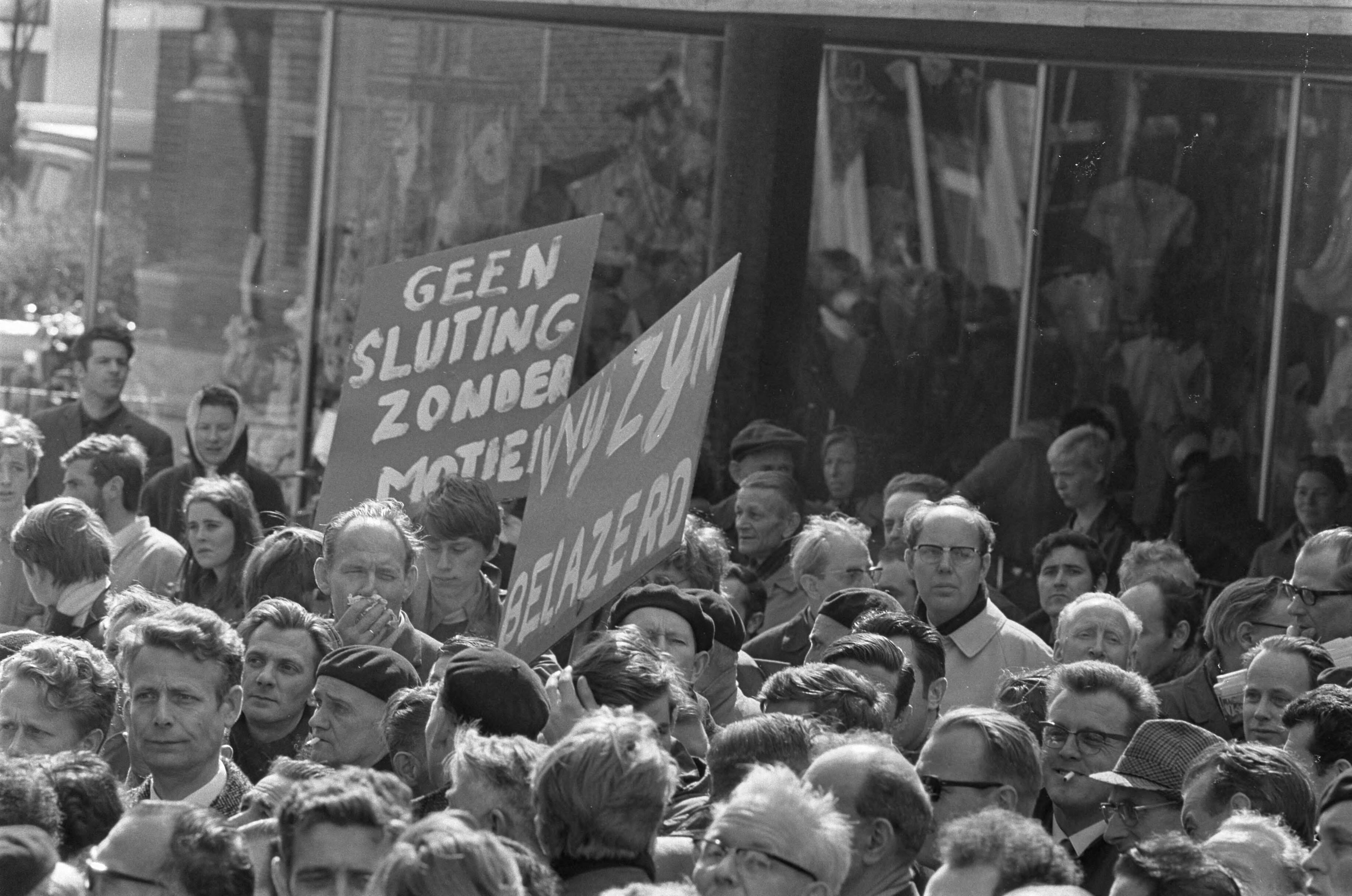 Fotocollectie Anefo — Arbeiders demonstreren tegen de voorgenomen sluiting van fabriek van Thomassen en Drijver Verblifa demonstranten — Foto: Evers, Joost / Anefo. Licentie: Set B: Rechtenvrij / Publiek Domein. Bron: Nationaal Archief. http://hdl.handle.net/10648/ab65de4e-d0b4-102d-bcf8-003048976d84
