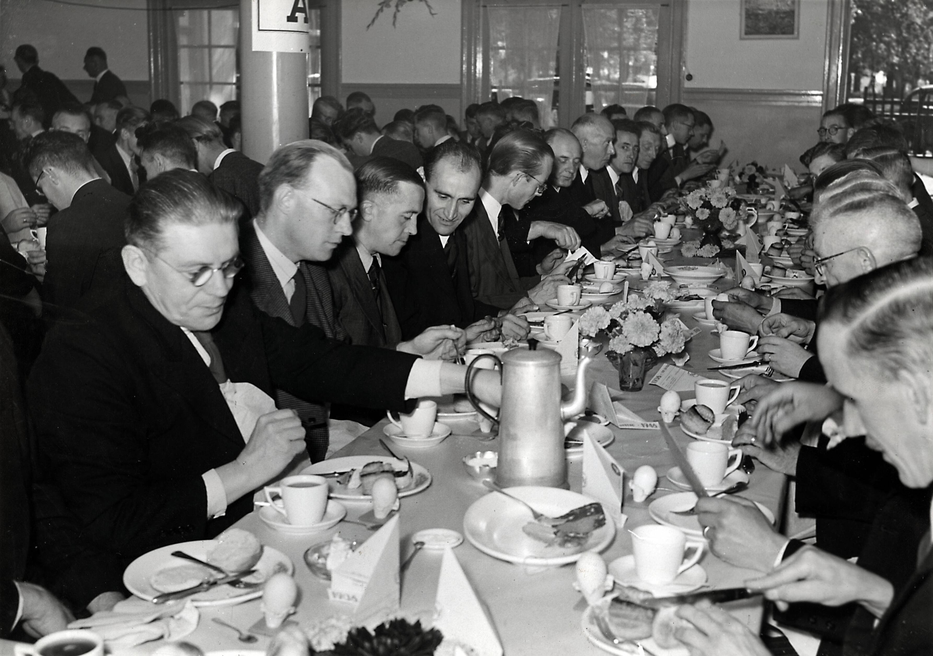 Drukkerij Spaarnestad — [40-jarig jubileum N.V. De Spaarnestad] [gezamenlijk ontbijt] — Foto: Fotograaf Onbekend / Fotobureau onbekend / Spaarnestad Photo (05887). Licentie: Set B: Rechtenvrij / Publiek Domein. Bron: Nationaal Archief. http://hdl.handle.net/10648/35429da6-39fa-a382-e063-6df0900a6686