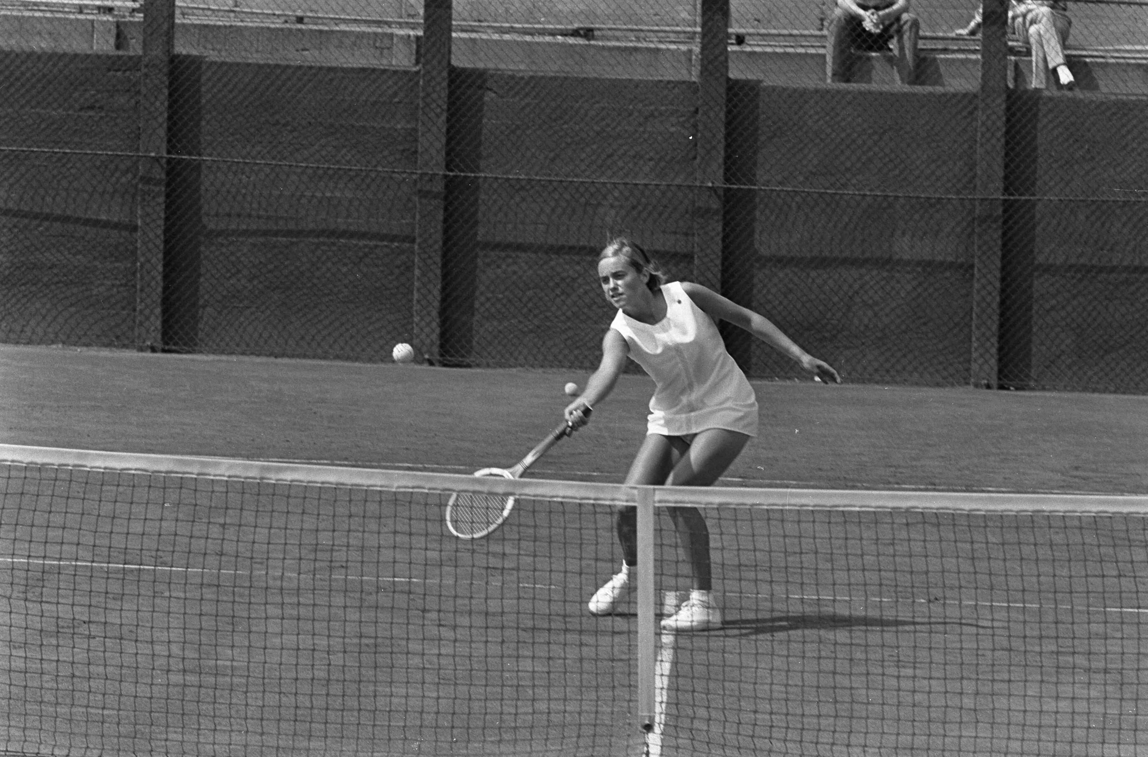 Fotocollectie Anefo — Nationaal Tenniskampioenschappen te Scheveningen. Mejuffrouw L. Jansen-Venneboer in aktie — Foto: Koch, Eric / Anefo. Licentie: Set B: Rechtenvrij / Publiek Domein. Bron: Nationaal Archief. http://hdl.handle.net/10648/ab22935a-d0b4-102d-bcf8-003048976d84