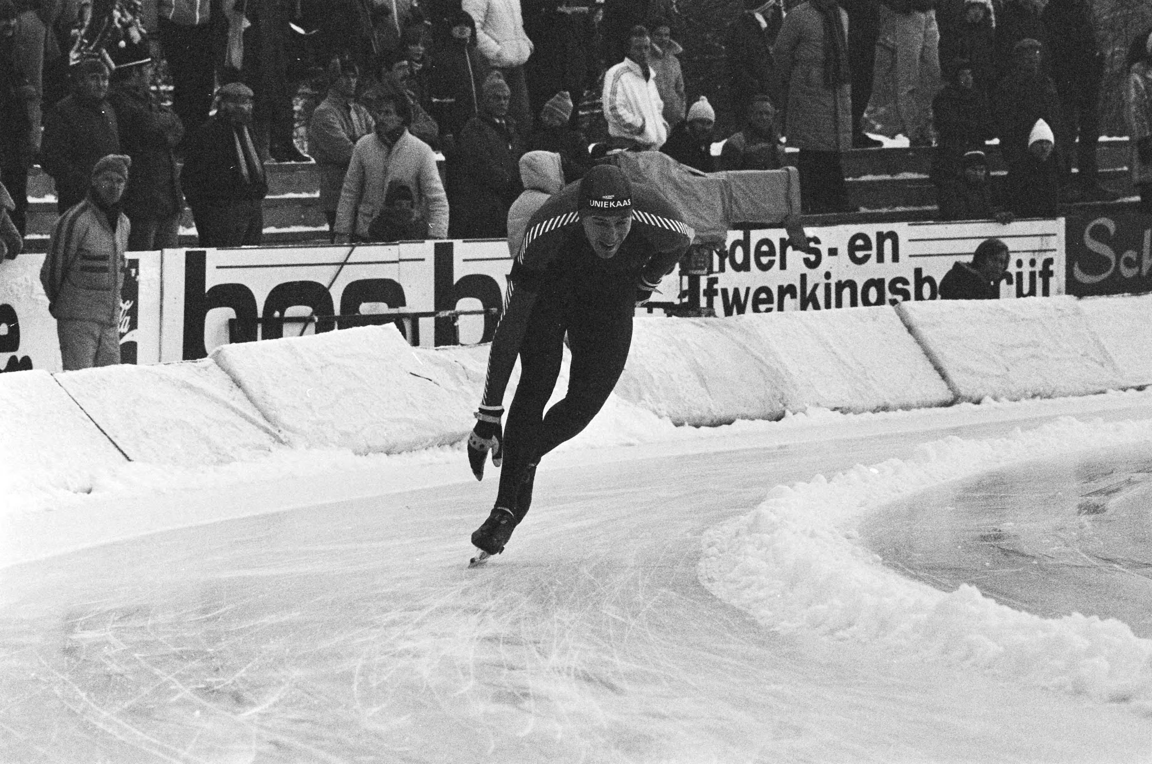 Fotocollectie Anefo — Schaatsinterland Nederland tegen Noorwegen in Groningen. Egbert Post in actie. — Foto: Dijk, Hans van / Anefo. Licentie: Set B: Rechtenvrij / Publiek Domein. Bron: Nationaal Archief. http://hdl.handle.net/10648/ad0be176-d0b4-102d-bcf8-003048976d84
