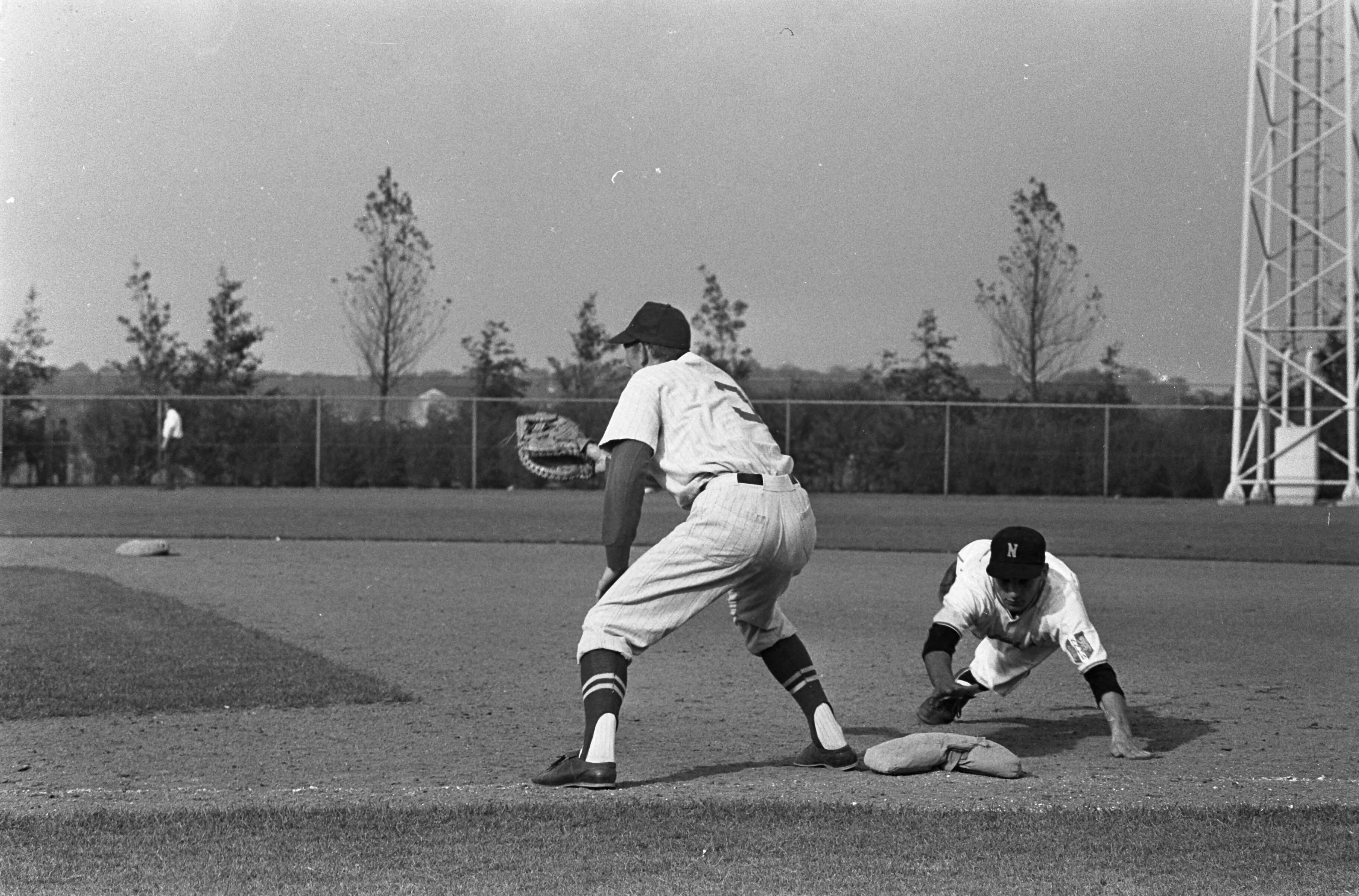 Fotocollectie Anefo — Honkbal. Landskampioen Haarlem Nicols tegen de rest van Nederland 4-2. Spelmoment, een loper van Haarlem Nicols duikt naar het honk — Foto: Kroon, Ron / Anefo. Licentie: Set B: Rechtenvrij / Publiek Domein. Bron: Nationaal Archief. http://hdl.handle.net/10648/aac21fca-d0b4-102d-bcf8-003048976d84