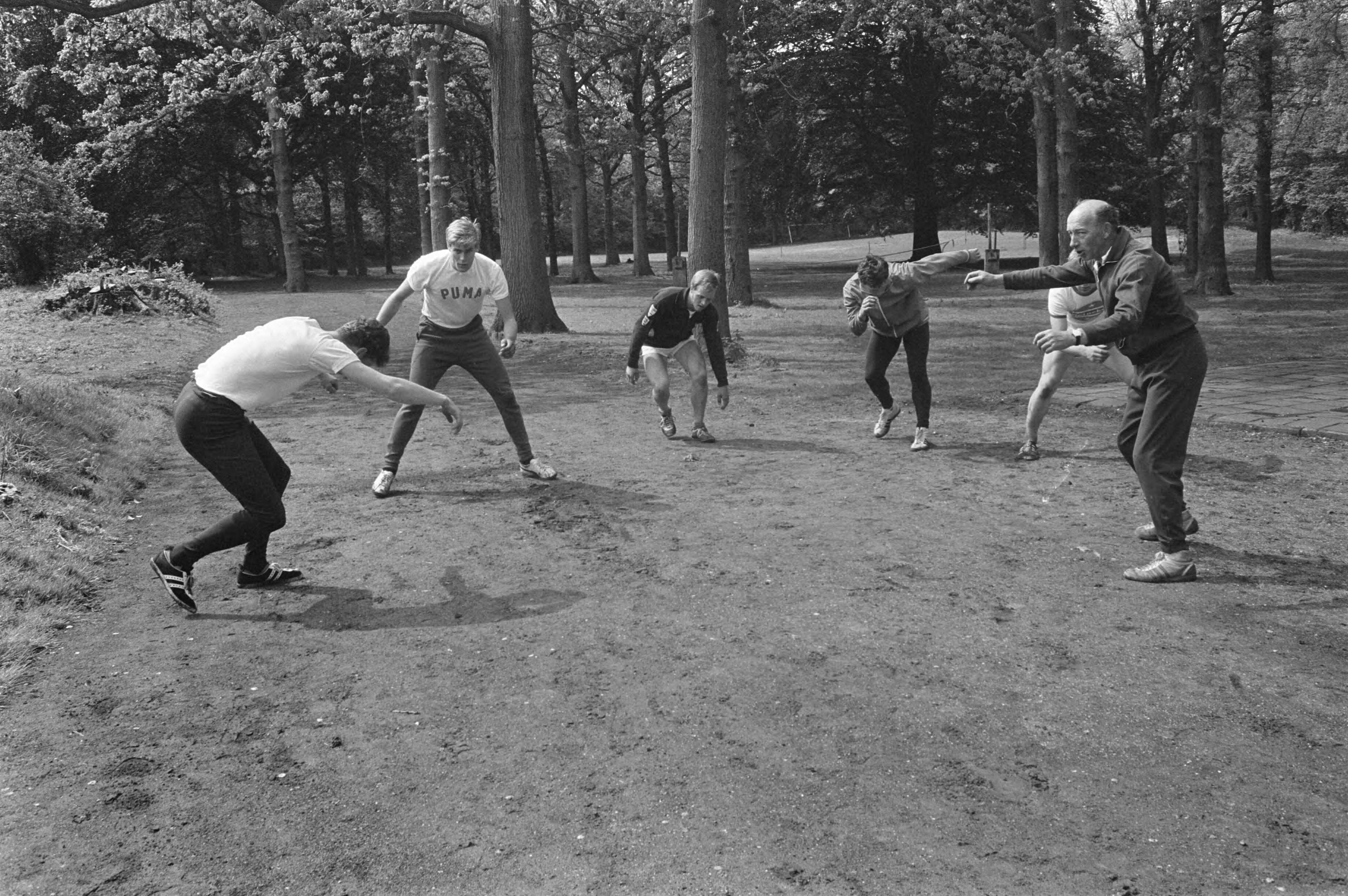 Fotocollectie Anefo — Training schaatsploeg op CIOS te Overveen. Trainer Holleboom (rechts) tijdens training, links Schenk — Foto: Koch, Eric / Anefo. Licentie: Set B: Rechtenvrij / Publiek Domein. Bron: Nationaal Archief. http://hdl.handle.net/10648/ab412a54-d0b4-102d-bcf8-003048976d84