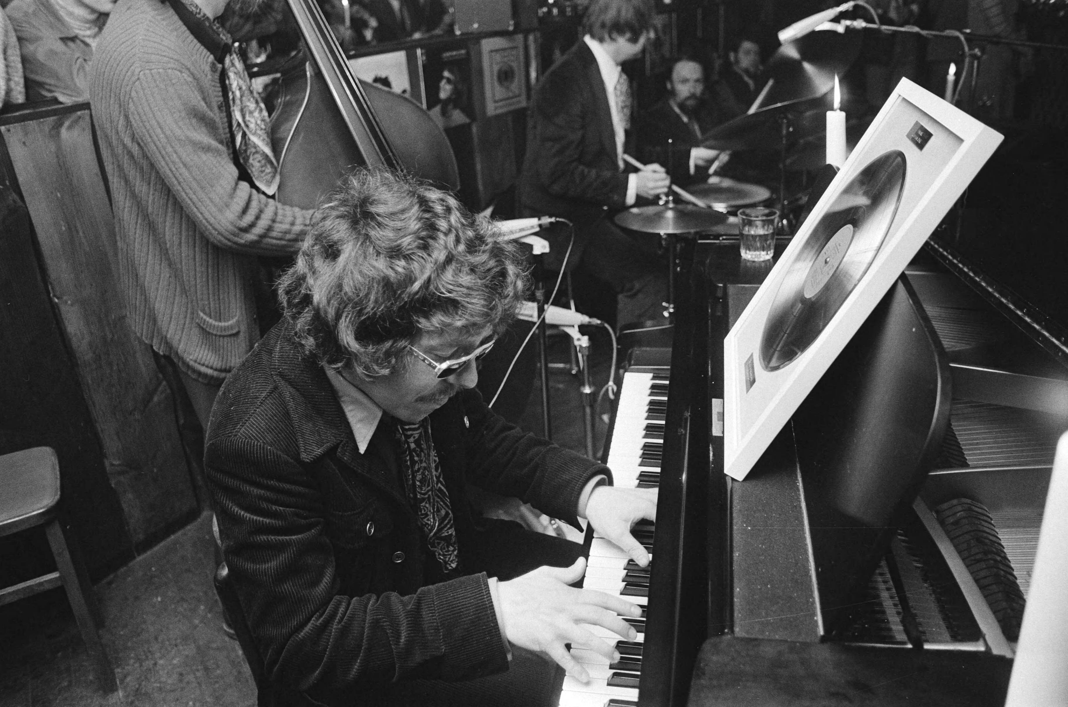 Fotocollectie Anefo — Pianist Louis van Dijk krijgt eerste Gouden LP in jachthaven Van Dijk , Oost-Loosdrecht; Van Dijk achter piano — Foto: Verhoeff, Bert / Anefo. Licentie: Set B: Rechtenvrij / Publiek Domein. Bron: Nationaal Archief. http://hdl.handle.net/10648/abb0d7fa-d0b4-102d-bcf8-003048976d84
