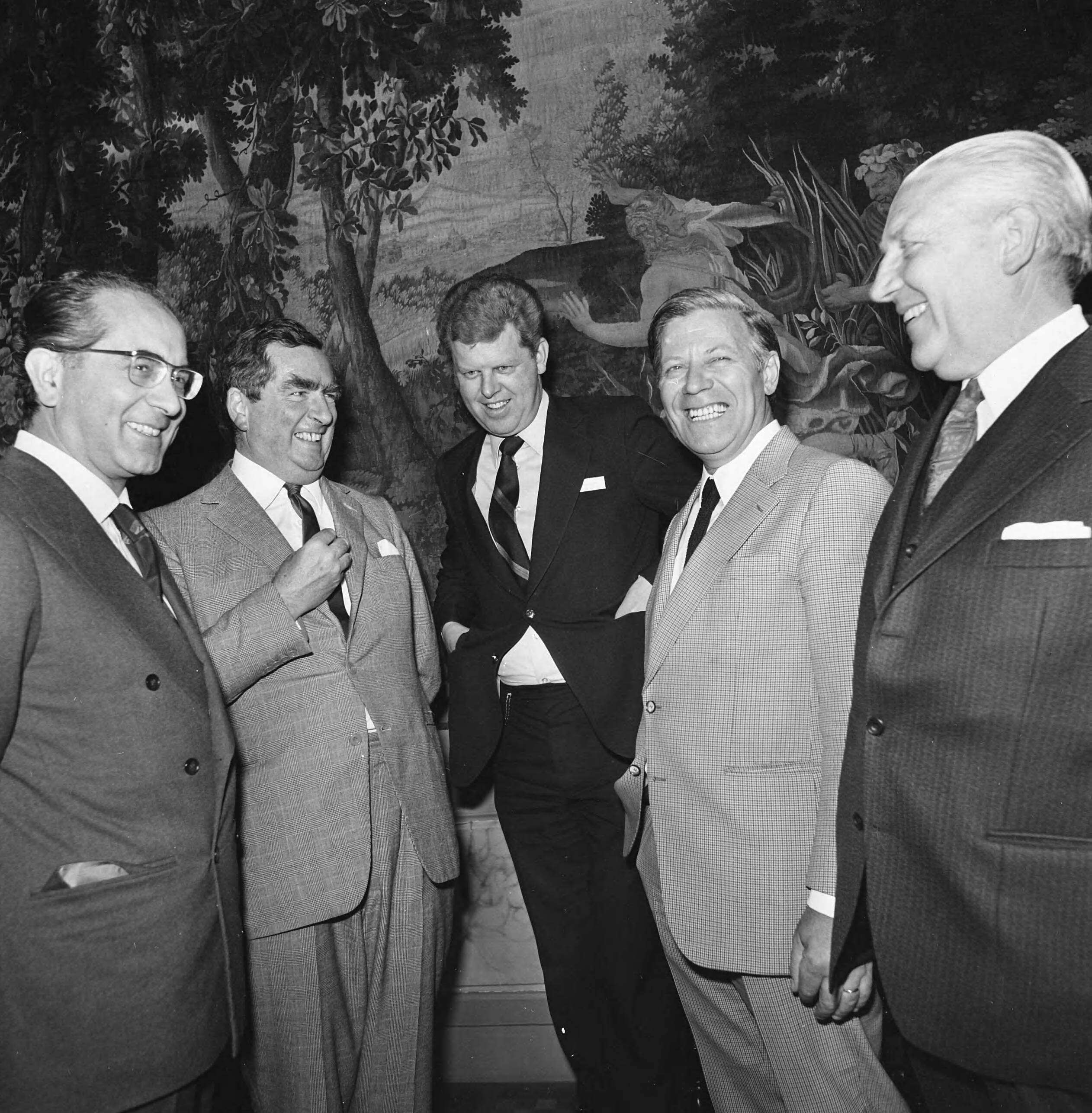 Fotocollectie Anefo — Goudconferentie ministers van Financien van de EEG-landen Zeist; v.l.n.r. E. Colombo, Healy, Duisenberg en Helmut Schmidt — Foto: Mieremet, Rob / Anefo. Licentie: Set B: Rechtenvrij / Publiek Domein. Bron: Nationaal Archief. http://hdl.handle.net/10648/ac48e8ba-d0b4-102d-bcf8-003048976d84