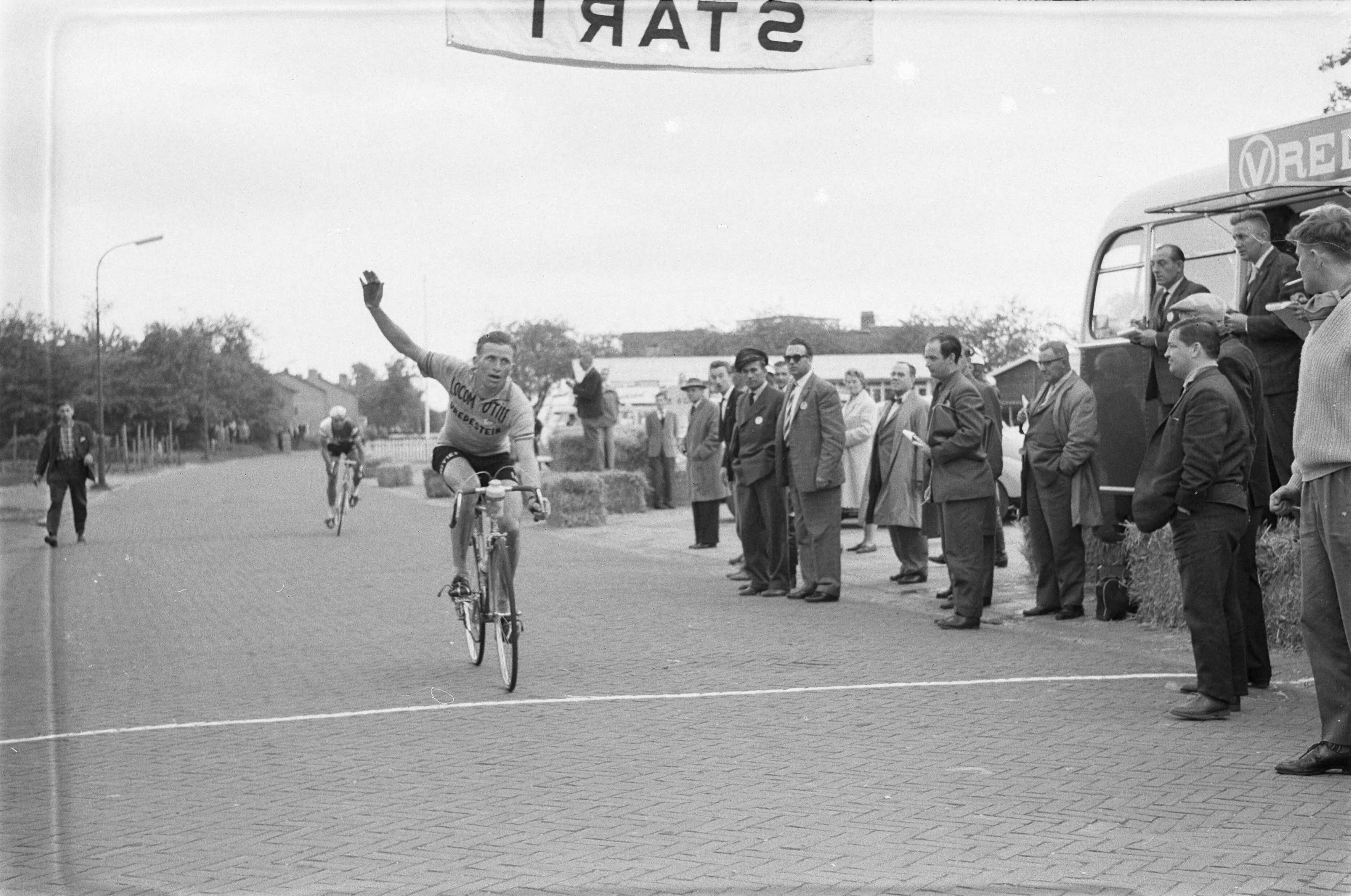 Fotocollectie Anefo — Derde Etappe Ronde van Nederland. Dokkum-Emmen. Jaap Kersten steekt zijn hand op bij het passeren van de finish, gevolgd door Lambert van de Ven — Foto: Pot, Harry / Anefo. Licentie: Set B: Rechtenvrij / Publiek Domein. Bron: Nationaal Archief. http://hdl.handle.net/10648/a9d57dc8-d0b4-102d-bcf8-003048976d84
