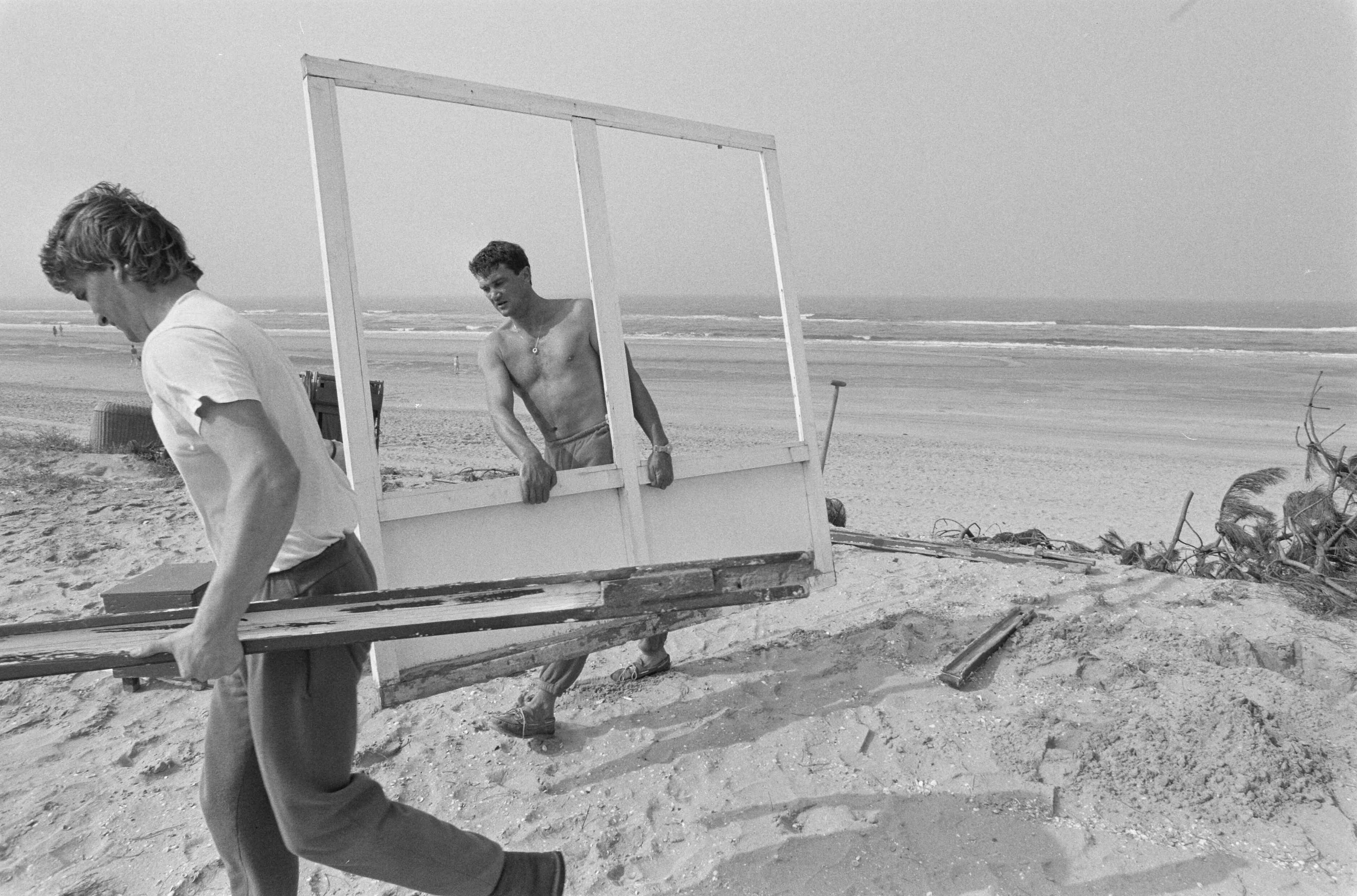 Fotocollectie Anefo — Mislukt seizoen strandpachters; afbreken van strandtent i n Zandvoort — Foto: Bogaerts, Rob / Anefo. Licentie: Set B: Rechtenvrij / Publiek Domein. Bron: Nationaal Archief. http://hdl.handle.net/10648/ad643f38-d0b4-102d-bcf8-003048976d84