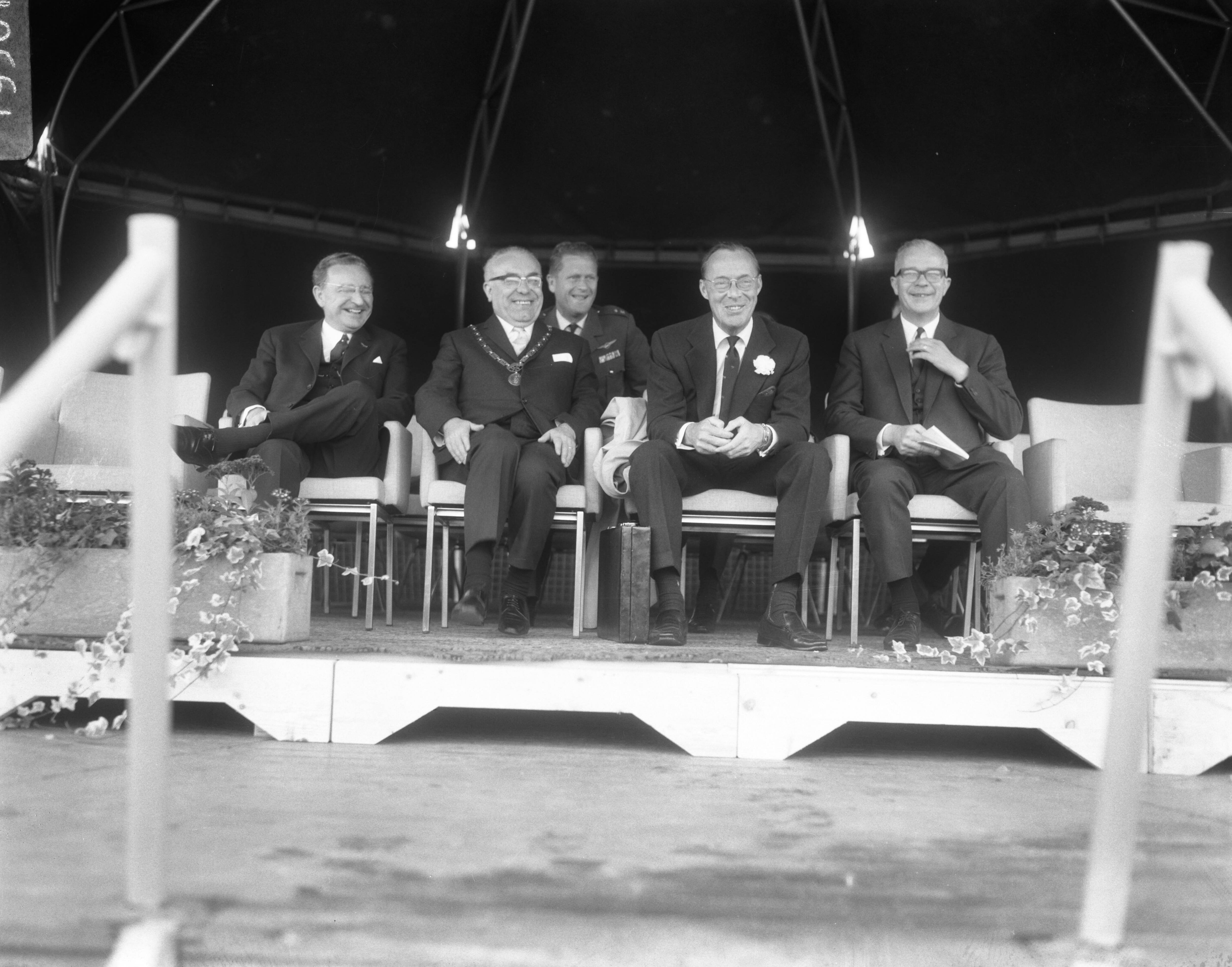 Fotocollectie Anefo — Muziekconcours te Kerkrade, op erepodium, v.l.n.r. Mr. Ch.M.J.A. van Rooy , drs. Th.J.M. Gijsen , prins Bernhard en dr. ir. P. Wintgens — Foto: Bilsen, Joop van / Anefo. Licentie: Set B: Rechtenvrij / Publiek Domein. Bron: Nationaal Archief. http://hdl.handle.net/10648/aaf2c9b8-d0b4-102d-bcf8-003048976d84