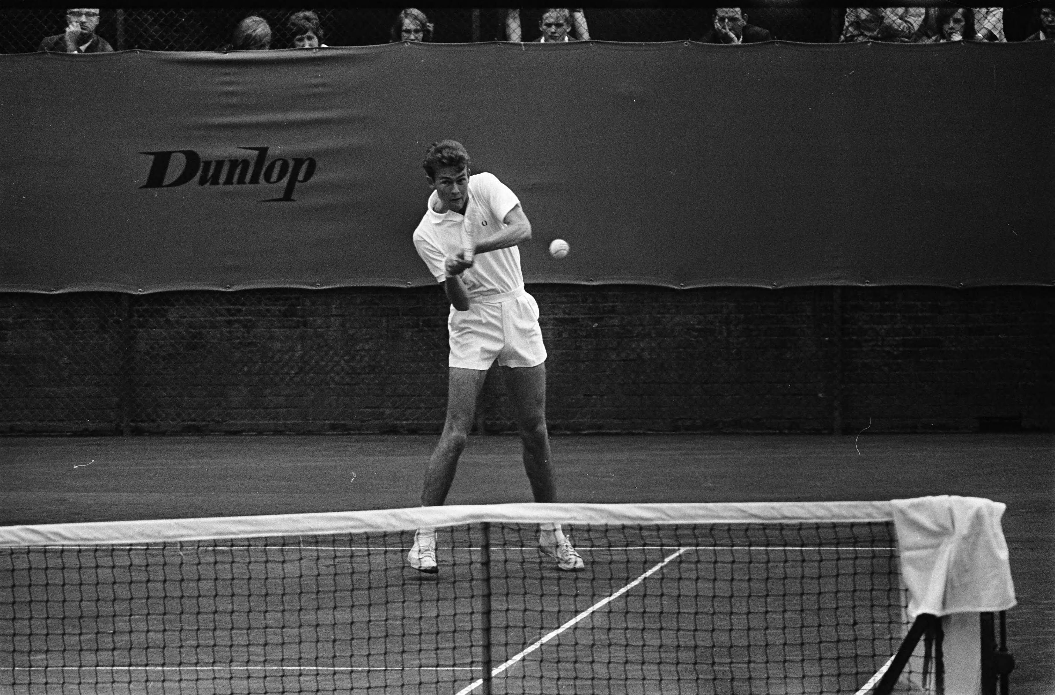 Fotocollectie Anefo — Tennis te Hilversum. De Zuidafrikaan Cliff Drysdale in actie in zijn kwartfinalepartij tegen Pimentel — Foto: Gelderen, Hugo van / Anefo. Licentie: Set B: Rechtenvrij / Publiek Domein. Bron: Nationaal Archief. http://hdl.handle.net/10648/aa71f248-d0b4-102d-bcf8-003048976d84