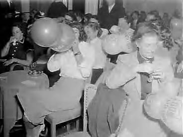 Fotocollectie Anefo — Opdrachten Familie Nooy (Zandvoort) — Foto: Pot, Harry / Anefo. Licentie: Set B: Rechtenvrij / Publiek Domein. Bron: Nationaal Archief. http://hdl.handle.net/10648/a9608f4a-d0b4-102d-bcf8-003048976d84
