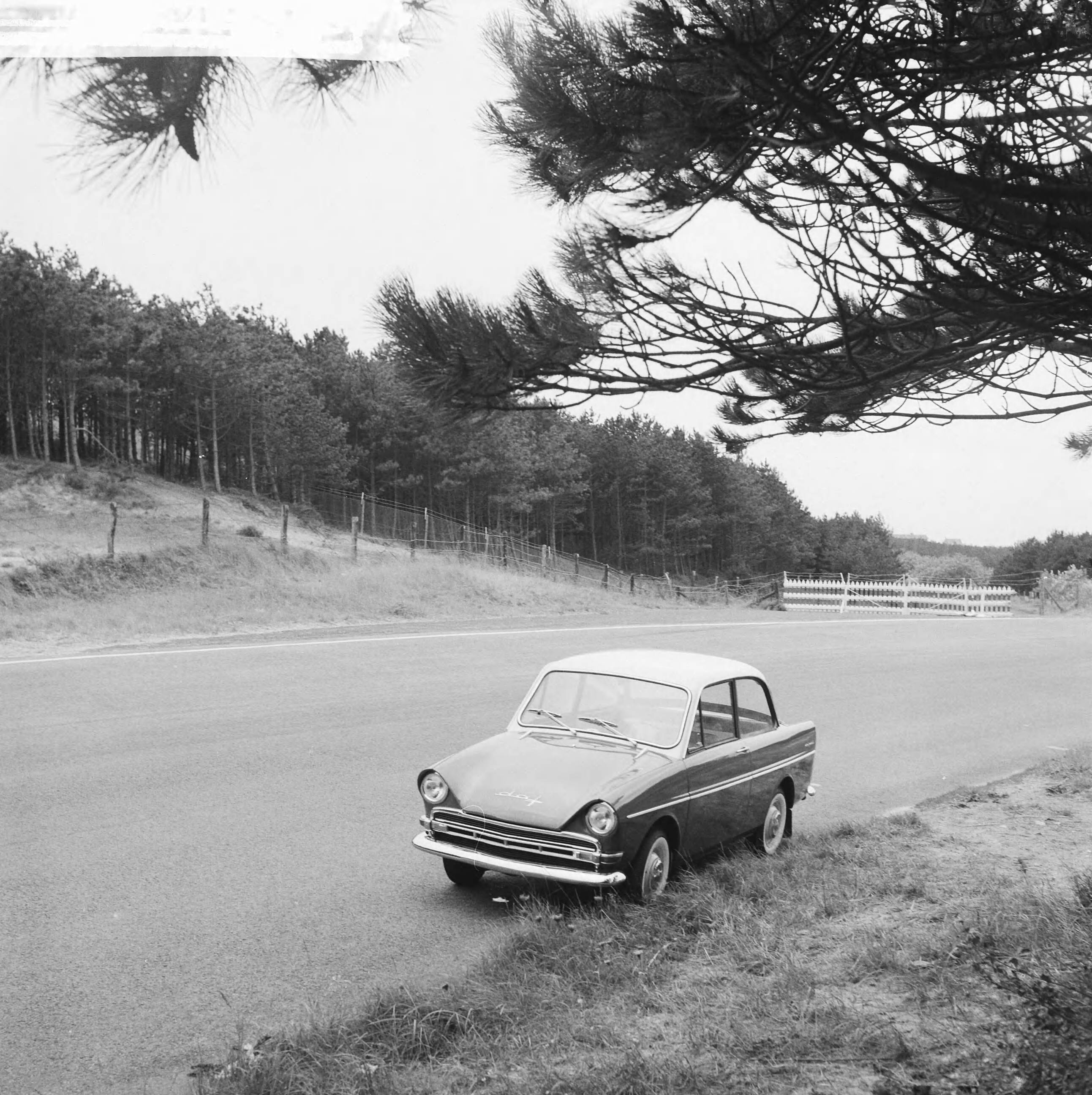 Fotocollectie Anefo — Presentatie van de nieuwe DAF 750 personenauto voor de Nederlandse pers op het circuit van Zandvoort — Foto: Nijs, Jac. de / Anefo. Licentie: Set B: Rechtenvrij / Publiek Domein. Bron: Nationaal Archief. http://hdl.handle.net/10648/a9e1a1d4-d0b4-102d-bcf8-003048976d84