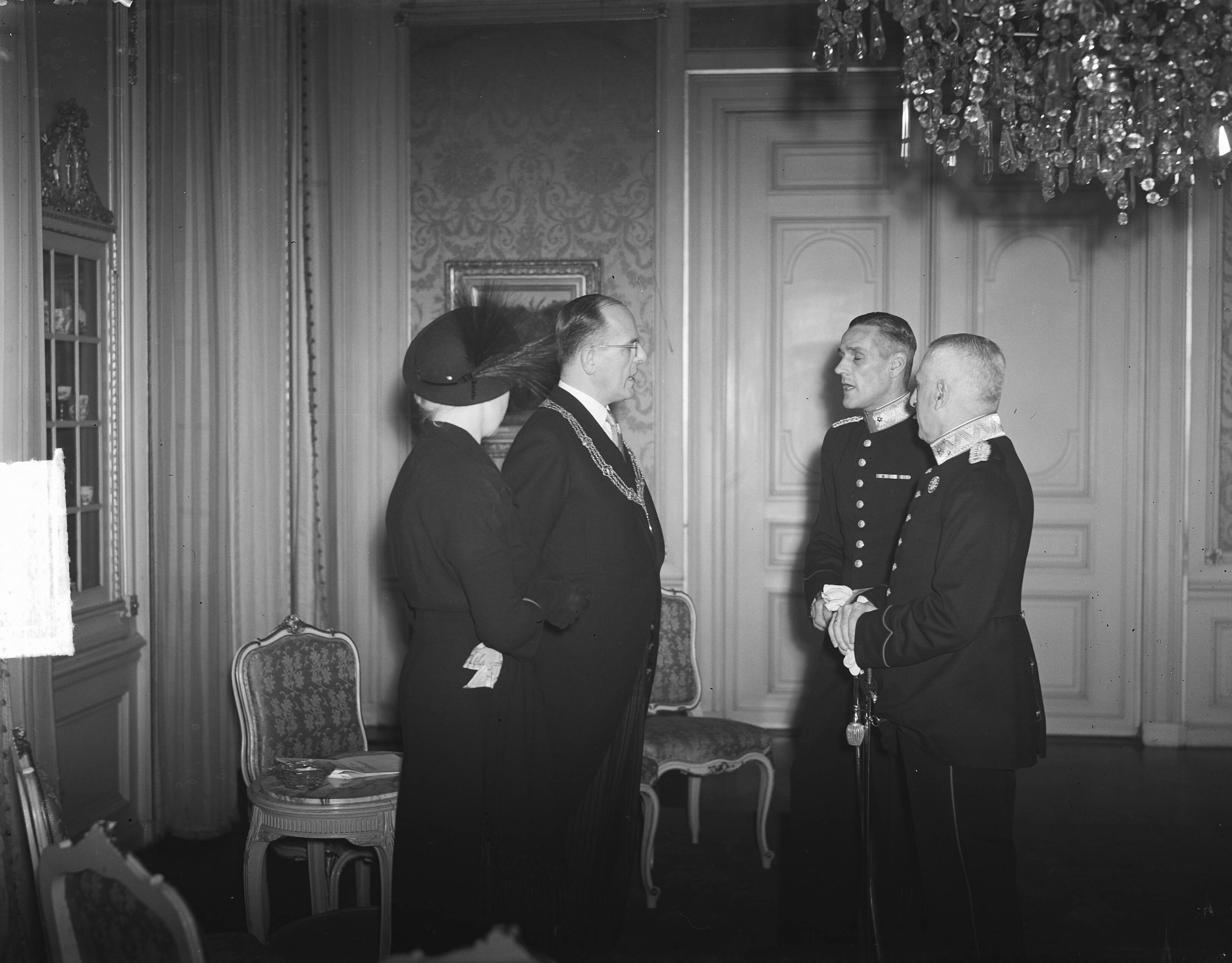 Fotocollectie Anefo — Receptie van burgemeester van Den Haag, F.M.A. Schokking na de herdenking van gevallenen in Nederlands-Indië tijdens de 2e Wereldoorlog. In gesprek met twee officieren (Beenhakker) — Foto: Nijs, Jac. de / Anefo. Licentie: Set B: Rechtenvrij / Publiek Domein. Bron: Nationaal Archief. http://hdl.handle.net/10648/a8d24f46-d0b4-102d-bcf8-003048976d84
