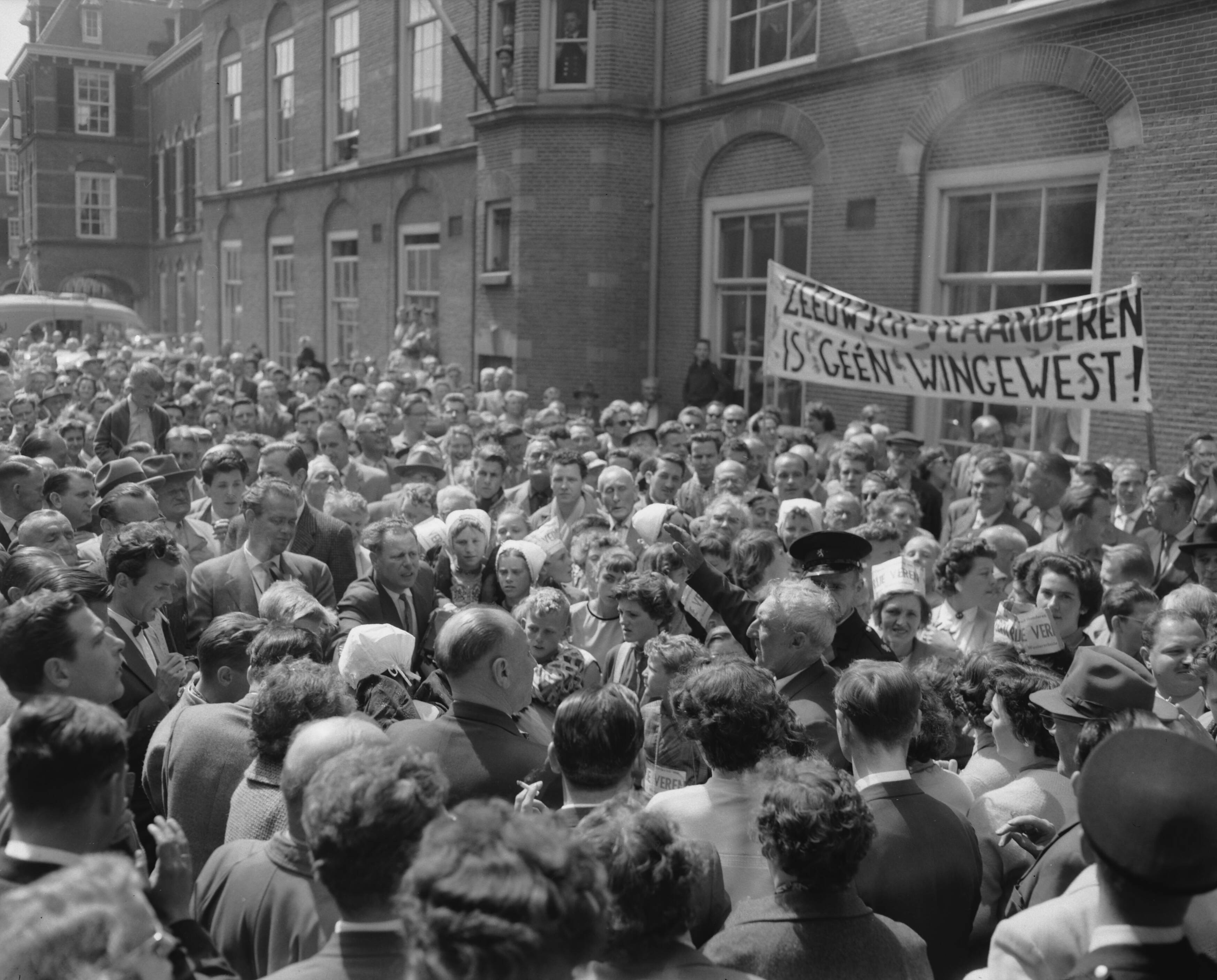 Fotocollectie Anefo — "Vrije Veren" demonstratie op het Binnnenhof te Den Haag — Foto: Behrens, Herbert F. / Anefo. Licentie: Set B: Rechtenvrij / Publiek Domein. Bron: Nationaal Archief. http://hdl.handle.net/10648/a97e31f8-d0b4-102d-bcf8-003048976d84