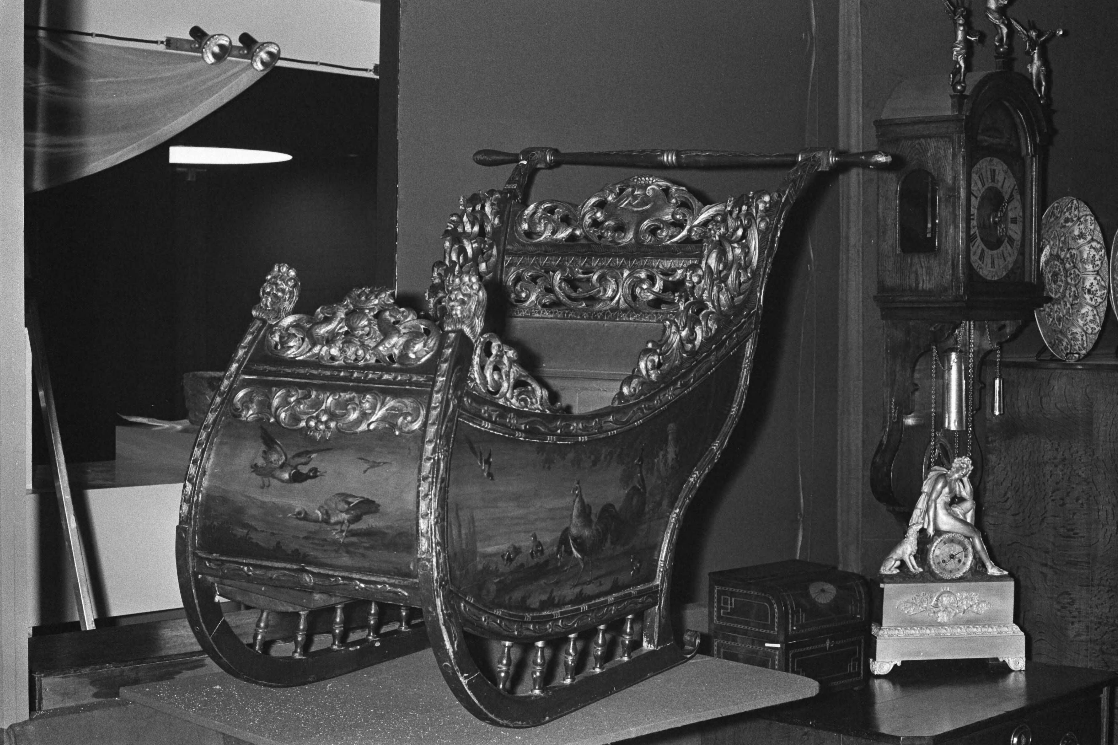 Fotocollectie Anefo — Antiekbeurs in Turfschip Breda — Foto: Peters, Hans / Anefo. Licentie: Set B: Rechtenvrij / Publiek Domein. Bron: Nationaal Archief. http://hdl.handle.net/10648/ac482ce0-d0b4-102d-bcf8-003048976d84