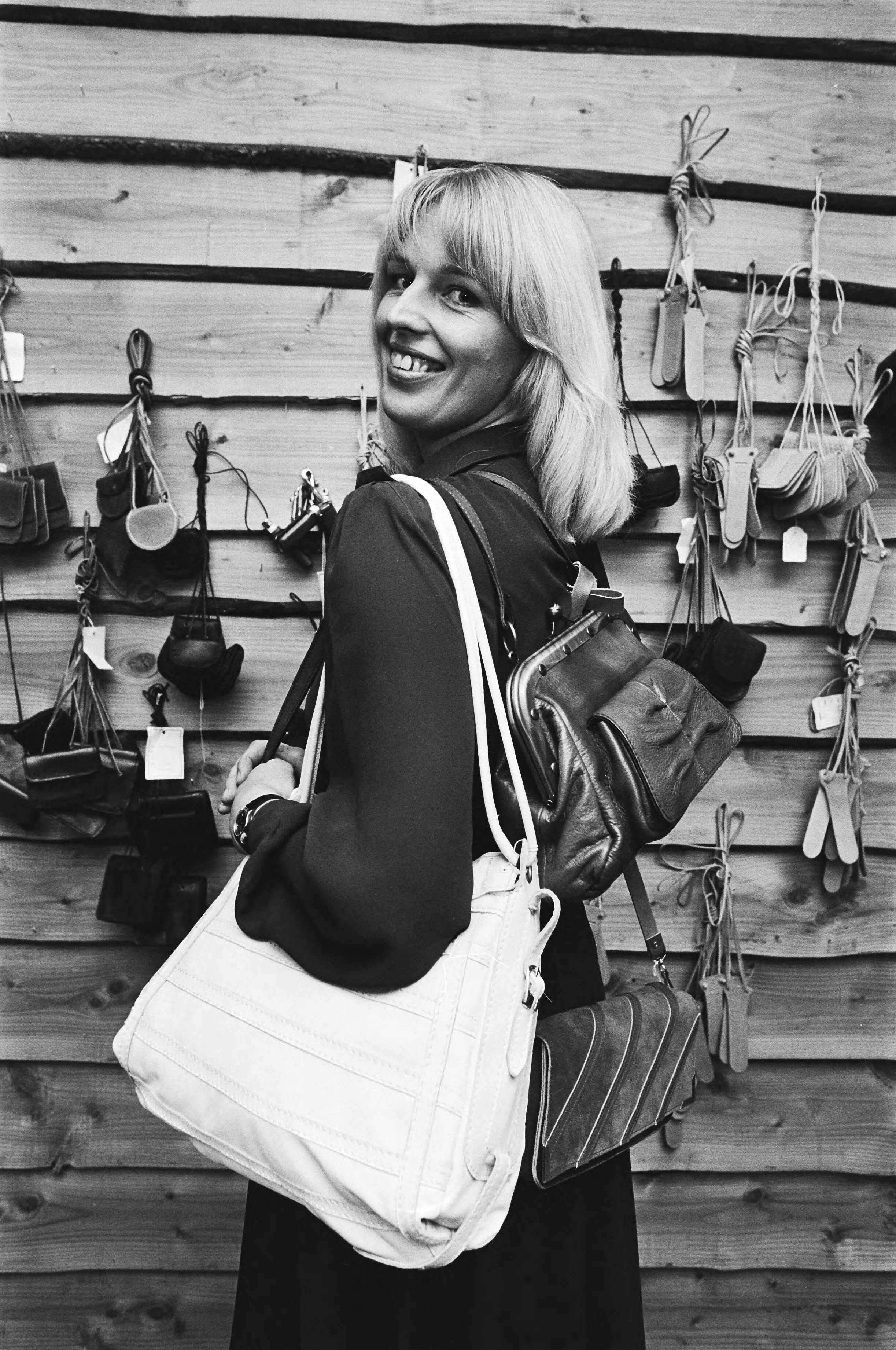 Fotocollectie Anefo — Wintervakbeurs koffers en lederwaren in Utrecht; dame met leren tasjes — Foto: Dijk, Hans van / Anefo. Licentie: Set B: Rechtenvrij / Publiek Domein. Bron: Nationaal Archief. http://hdl.handle.net/10648/acd78d0e-d0b4-102d-bcf8-003048976d84