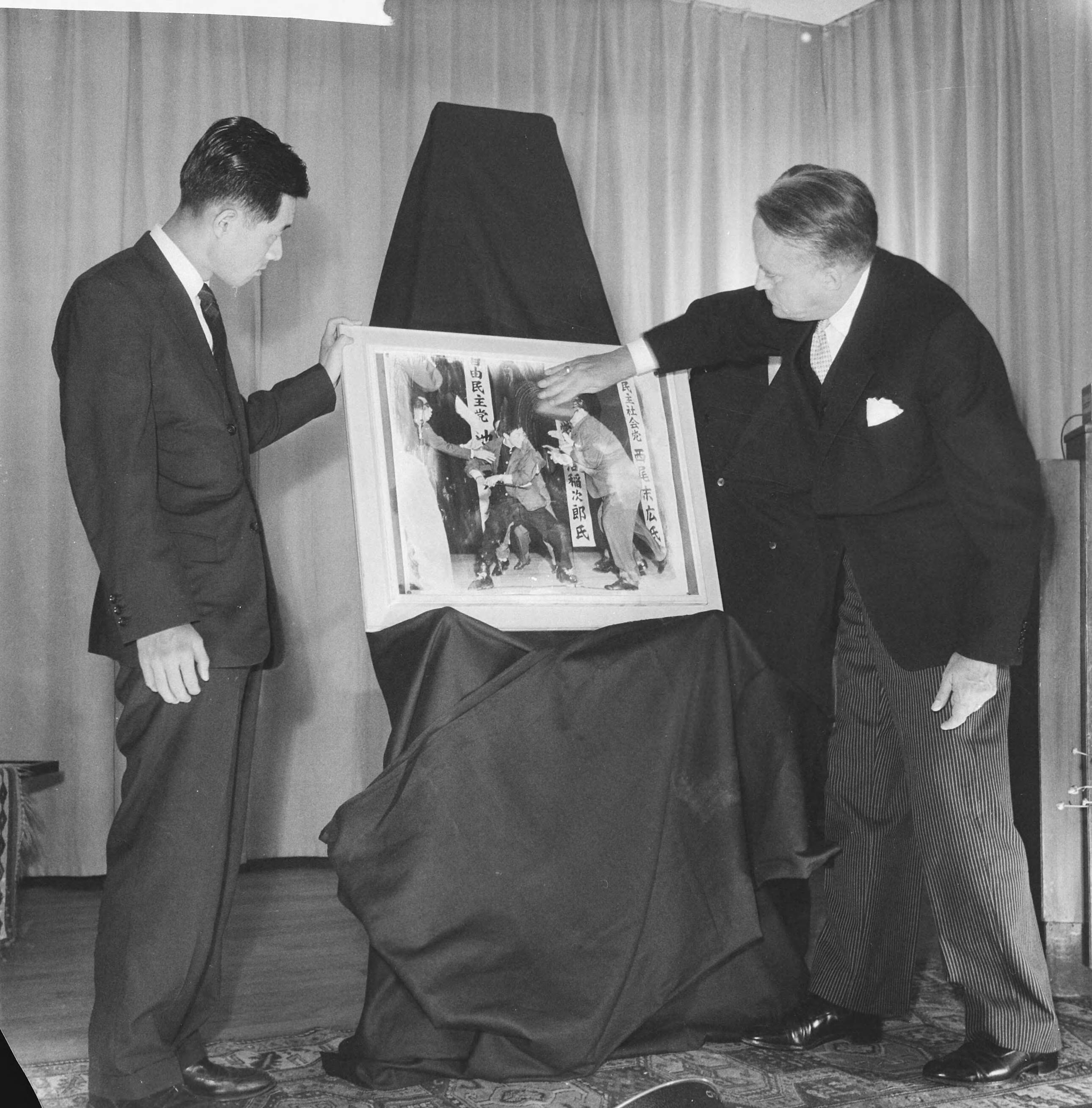Fotocollectie Anefo — Opening World Press Photo 1961. Commissaris der Koningin in Zuid-Holland, mr. J. Klaasesz en de Japanse fotograaf Yasushi Nagao, winnaar van de World Press Photo 1961 met de winnende foto — Foto: Nijs, Jac. de / Anefo. Licentie: Set B: Rechtenvrij / Publiek Domein. Bron: Nationaal Archief. http://hdl.handle.net/10648/a9e4ea38-d0b4-102d-bcf8-003048976d84