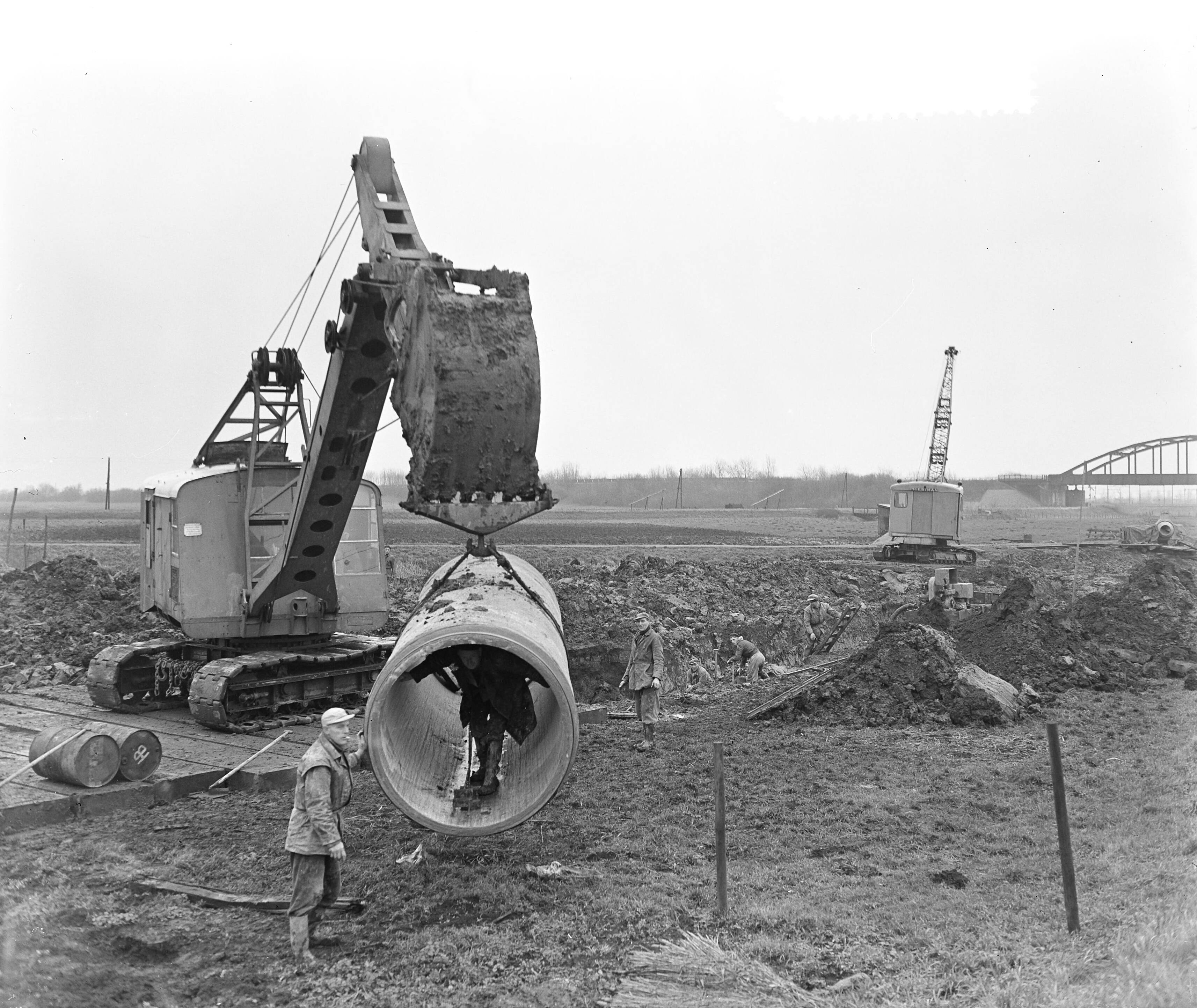 Fotocollectie Anefo — Werkaanleg transportleiding Lek, Duinplan, Gouda, watervoorziening Den Haag — Foto: Pot, Harry / Anefo. Licentie: Set B: Rechtenvrij / Publiek Domein. Bron: Nationaal Archief. http://hdl.handle.net/10648/a92e15c4-d0b4-102d-bcf8-003048976d84