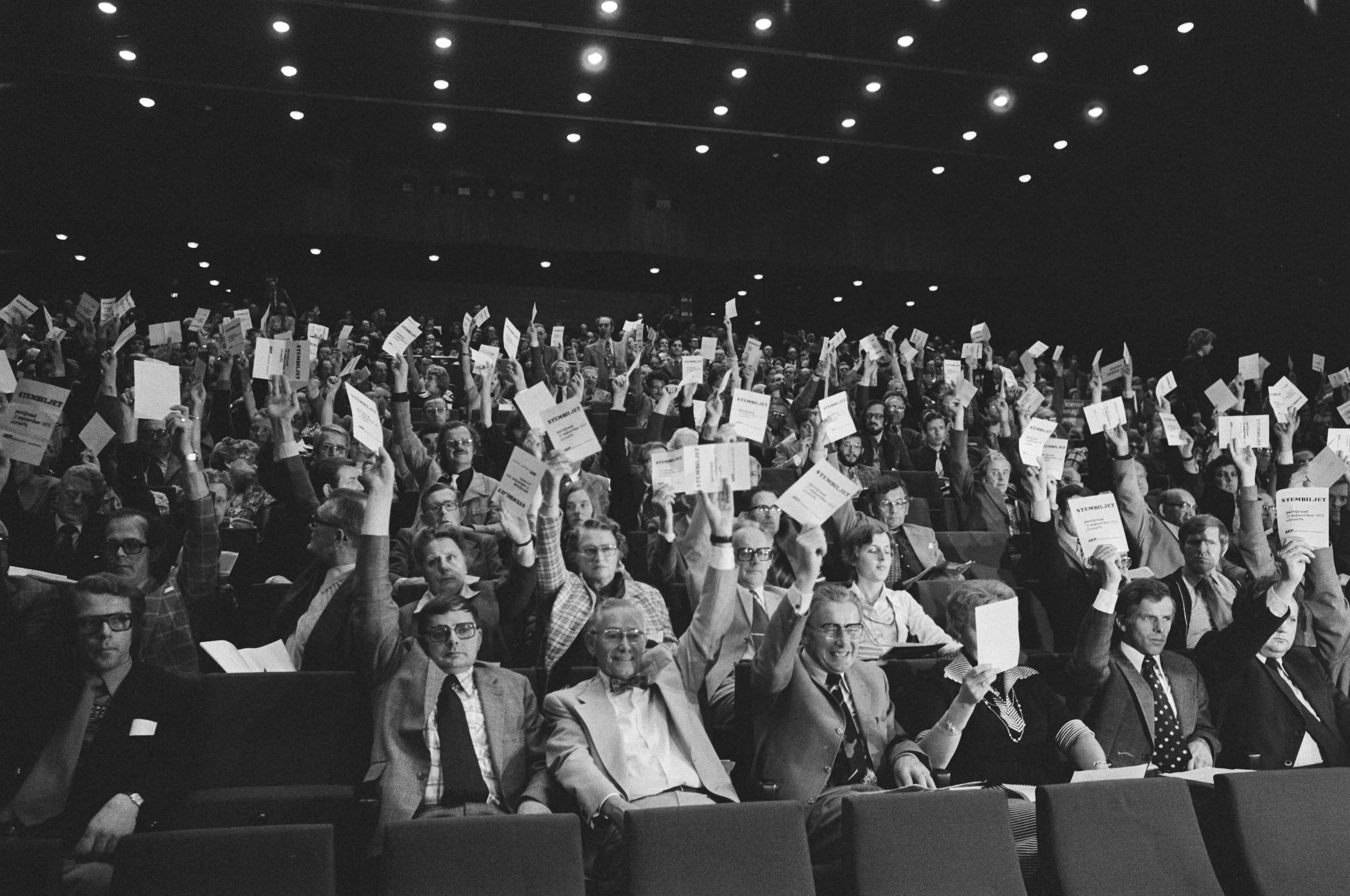 Fotocollectie Anefo — ARP-partijraad in Utrecht over CDA-lijst; overzicht vergadering bij het stemmen — Foto: Verhoeff, Bert / Anefo. Licentie: Set B: Rechtenvrij / Publiek Domein. Bron: Nationaal Archief. http://hdl.handle.net/10648/ac8c7170-d0b4-102d-bcf8-003048976d84