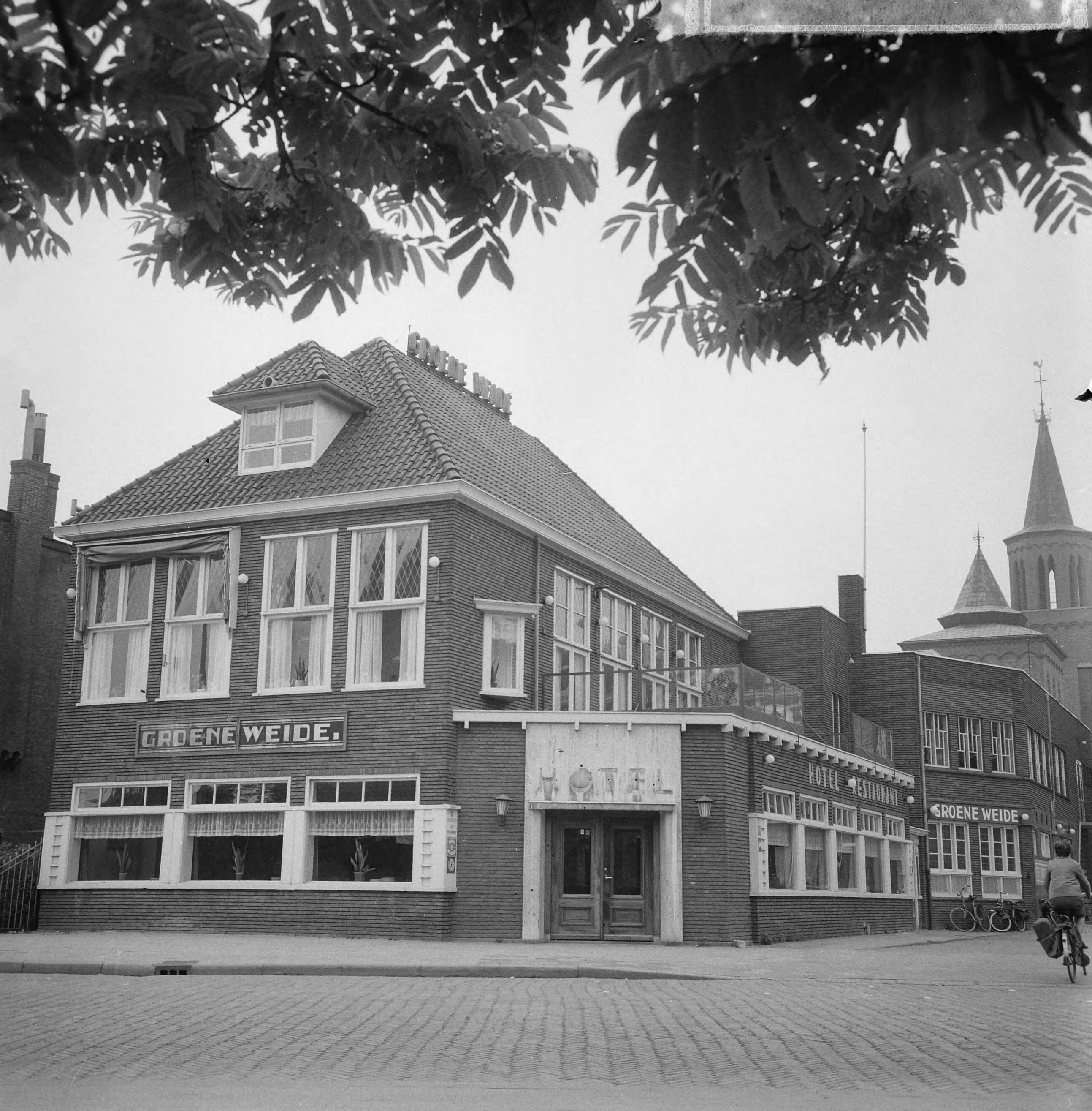Fotocollectie Anefo — Restaurant "De Groene Weide" te Leeuwarden gaat weg, exterieur — Foto: Nijs, Jac. de / Anefo. Licentie: Set B: Rechtenvrij / Publiek Domein. Bron: Nationaal Archief. http://hdl.handle.net/10648/aaac96b4-d0b4-102d-bcf8-003048976d84