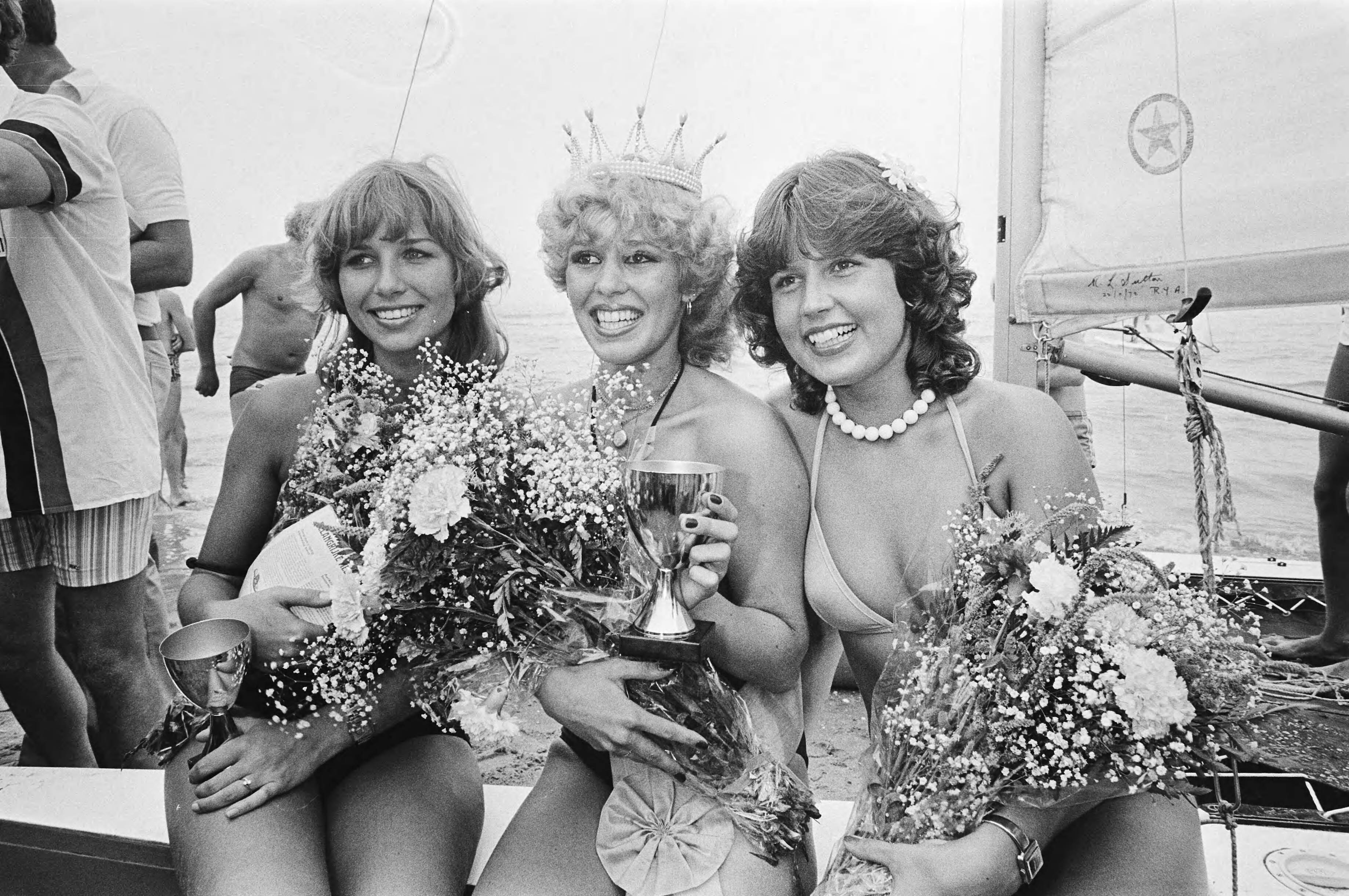Verkiezing Miss Beach 1979 te Zandvoort — De 16 jarige Sabrina Verner werd Miss Beach (midden) samen met andere schoonheden; Donna Melief (l) die tweede werd — Foto: Dijk, Hans van / Anefo. Licentie: Set B: Rechtenvrij / Publiek Domein. Bron: Nationaal Archief. http://hdl.handle.net/10648/acce7944-d0b4-102d-bcf8-003048976d84