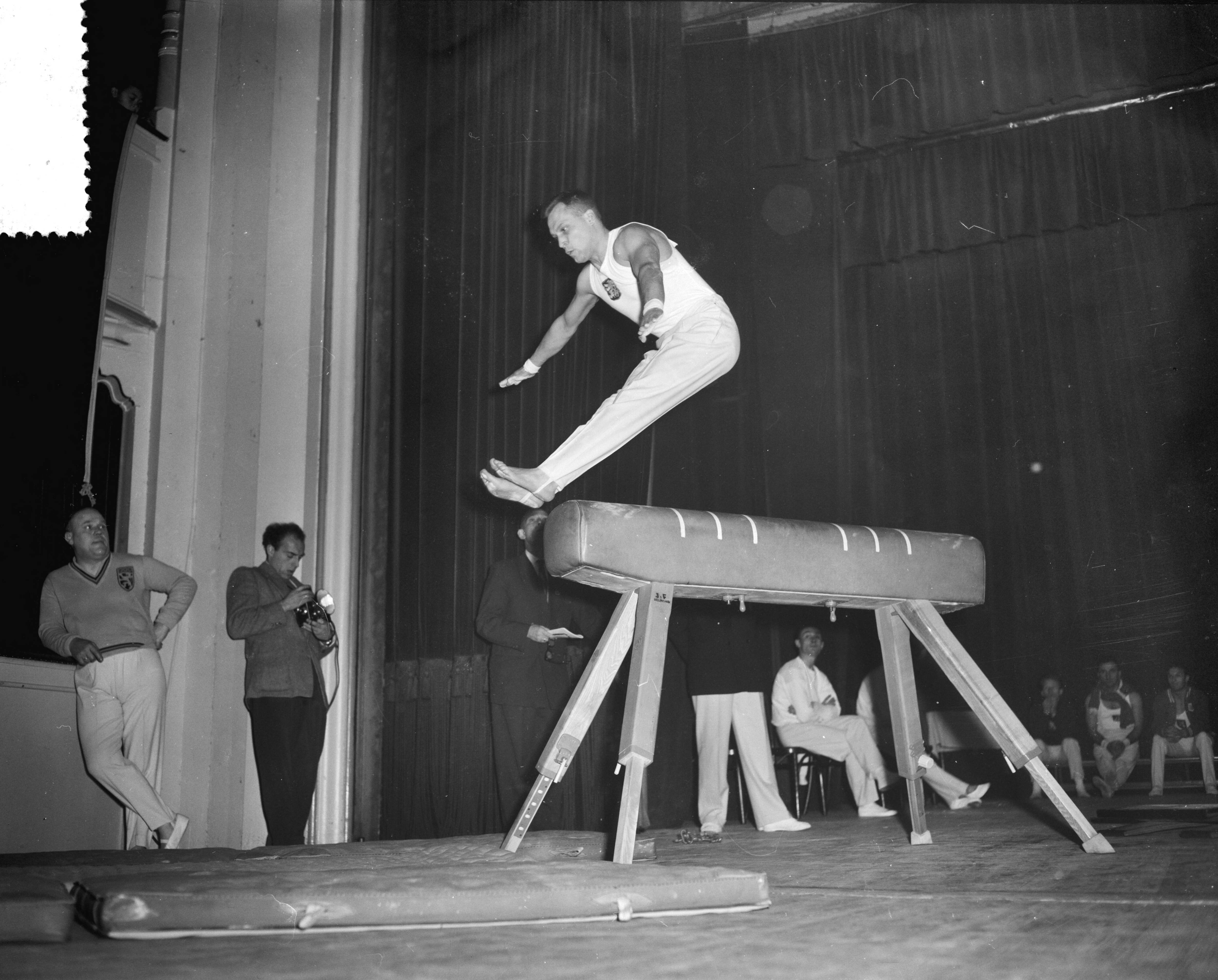Fotocollectie Anefo — Landen-turnwedstrijd Nederland tegen België in Den Haag. L. Mus (België) — Foto: Bilsen, Joop van / Anefo. Licentie: Set B: Rechtenvrij / Publiek Domein. Bron: Nationaal Archief. http://hdl.handle.net/10648/a95276d0-d0b4-102d-bcf8-003048976d84