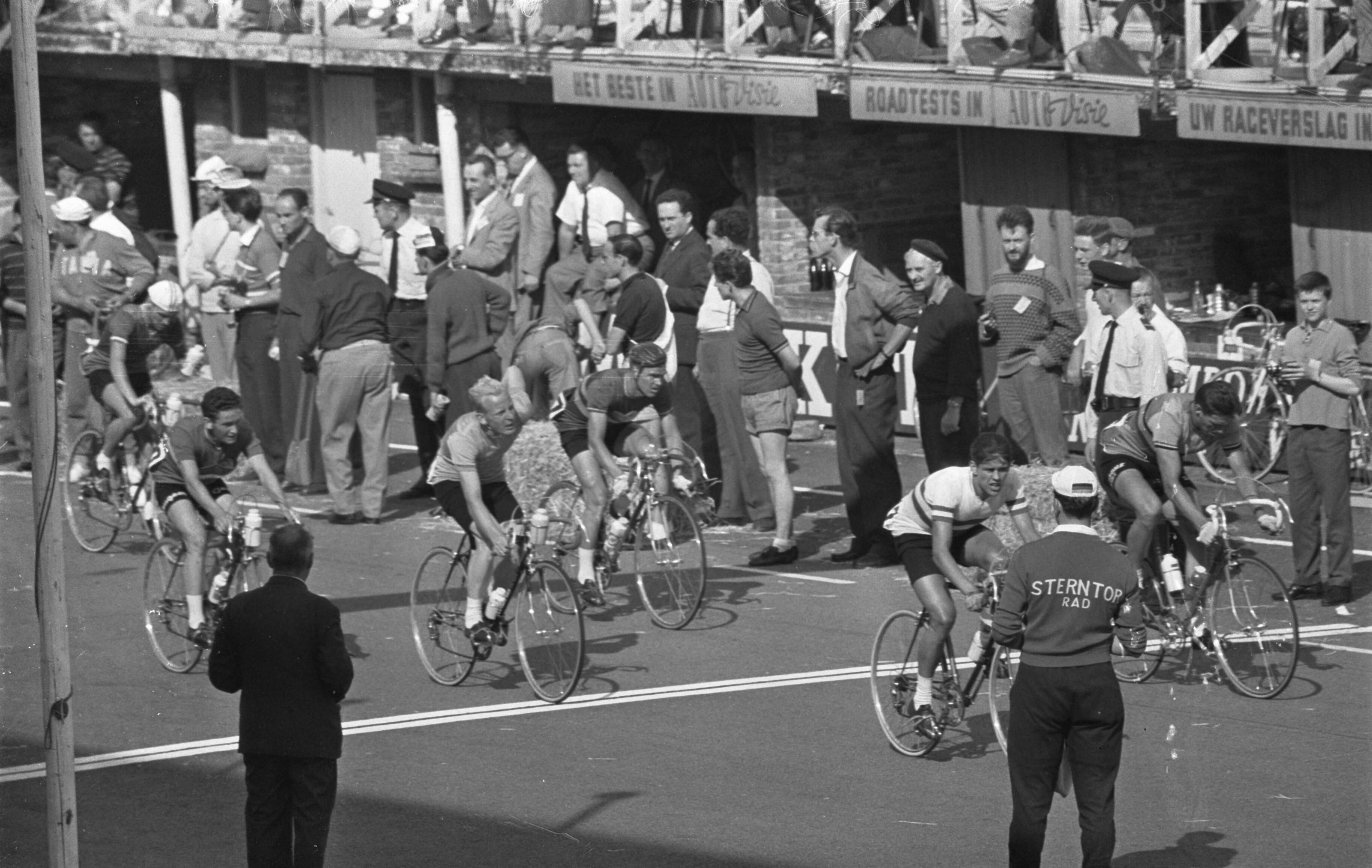 Fotocollectie Anefo — Wereldkampioenschappen wielrennen amateurs op de weg te Zandvoort — Foto: Rossem, Wim van / Anefo. Licentie: Set B: Rechtenvrij / Publiek Domein. Bron: Nationaal Archief. http://hdl.handle.net/10648/a99b27e0-d0b4-102d-bcf8-003048976d84