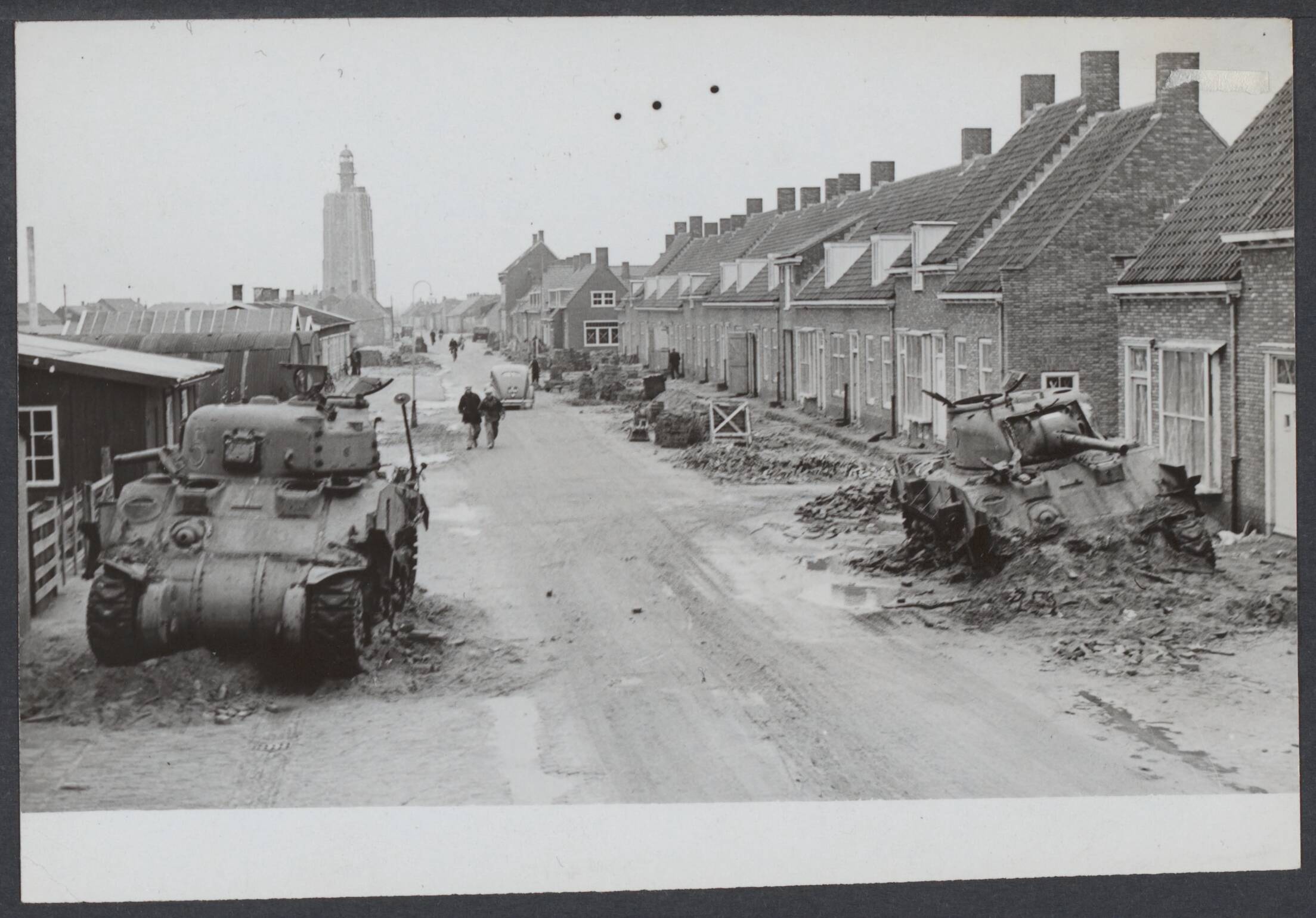 Westkapelle. Raid op de wijk van - 1944 — De wederopbouw in Westkapelle vordert. Ondanks de moeilijkheden, welke vooral t.a.v. de materialen-voorziening te overwinnen zijn, verrijzen in het door de oorlog vrijwel geheel vernielde dorp, nieuwe moderne huizen. De eerste twaalf nieuwe woningen zijn gereed gekomen. In maart zal het tweede complex van 12 huizen klaar zijn. Voor bewoners van het dorp, van wie nog vele in bunkers wonen, betekent het gereedkomen van de nieuwe huizen een belangrijke verbeteringen — Foto: Onbekend / Publiek Domein of Rechtenvrij. Licentie: Set B: Rechtenvrij / Publiek Domein. Bron: Nationaal Archief. http://hdl.handle.net/10648/c4d04bf4-e98f-bb03-2998-0aedd34b18d6