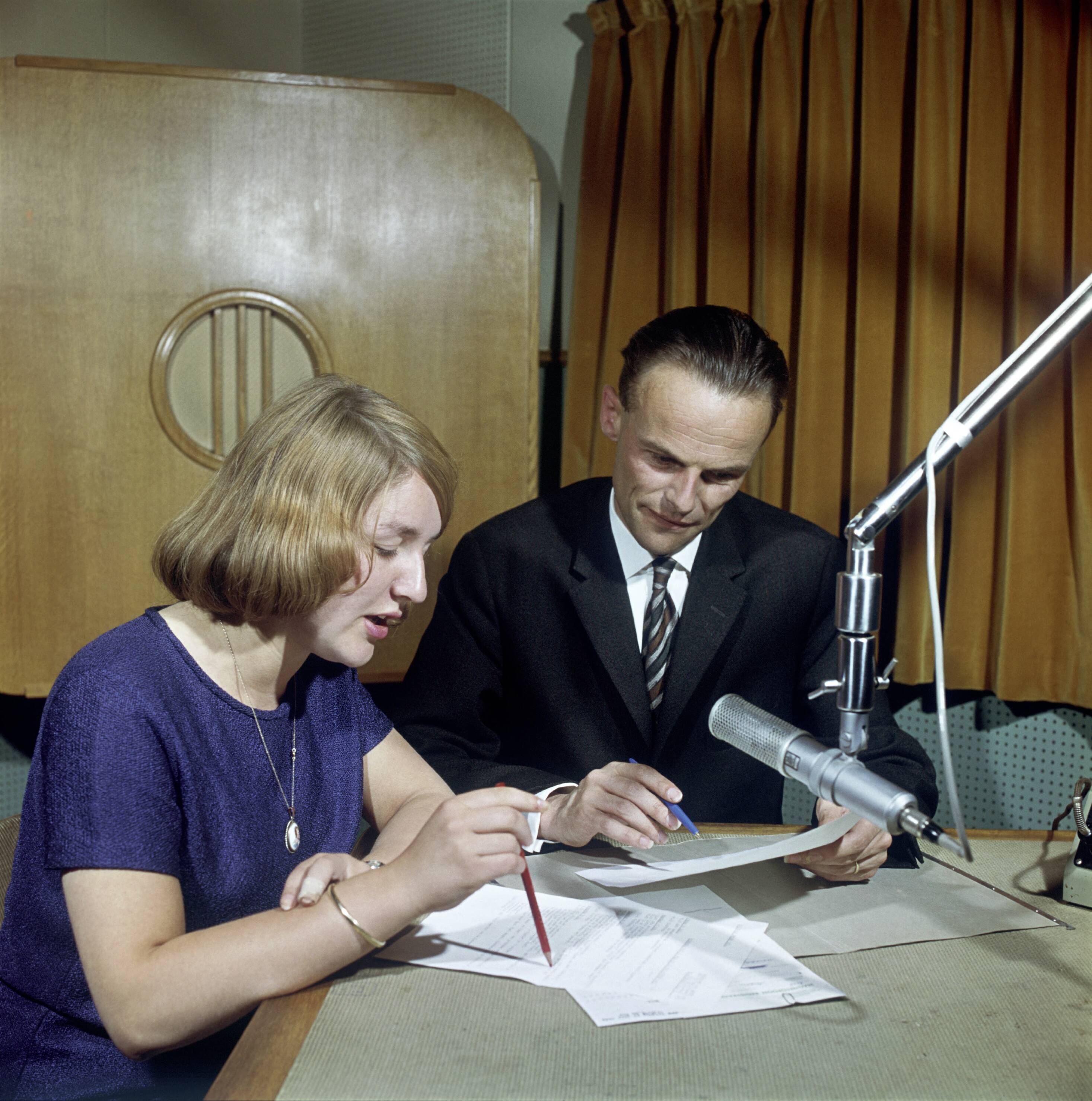 Geluid, beeld, fotografie, publiciteit — Radiostudio Regionale Omroep van Maastricht. Presentatoren achter microfoon [tijdens een actie]. 1962 of eerder. — Foto: Stuifbergen, W.L. (Pim) / Spaarnestad Photo (05887). Licentie: Set B: Rechtenvrij / Publiek Domein. Bron: Nationaal Archief. http://hdl.handle.net/10648/35429da7-0c75-a382-e063-6df0900a6686