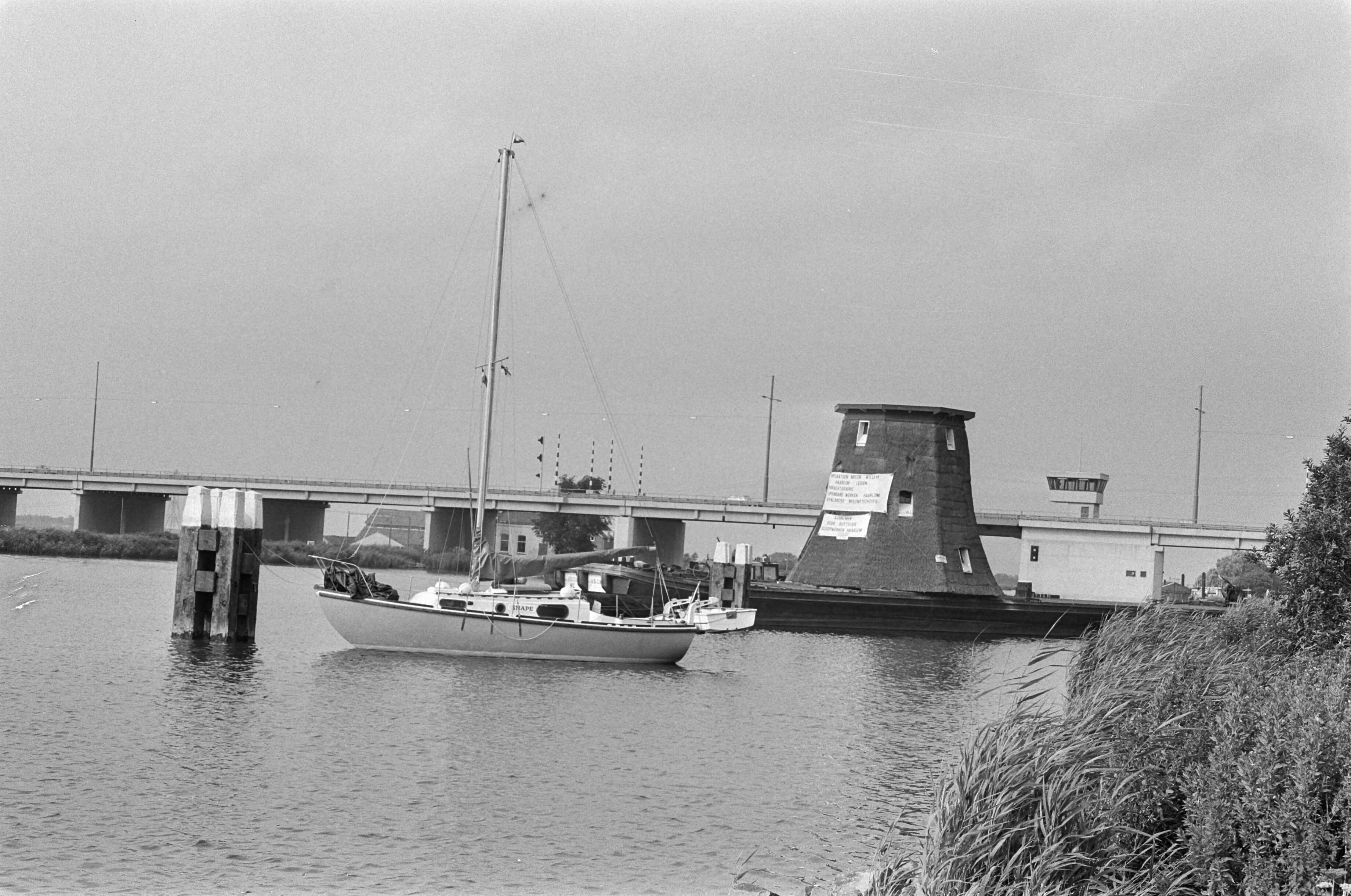 Fotocollectie Anefo — Waarder Molen per schip verhuisd naar Warmond — Foto: Punt, W. / Anefo. Licentie: Set B: Rechtenvrij / Publiek Domein. Bron: Nationaal Archief. http://hdl.handle.net/10648/ac51c494-d0b4-102d-bcf8-003048976d84