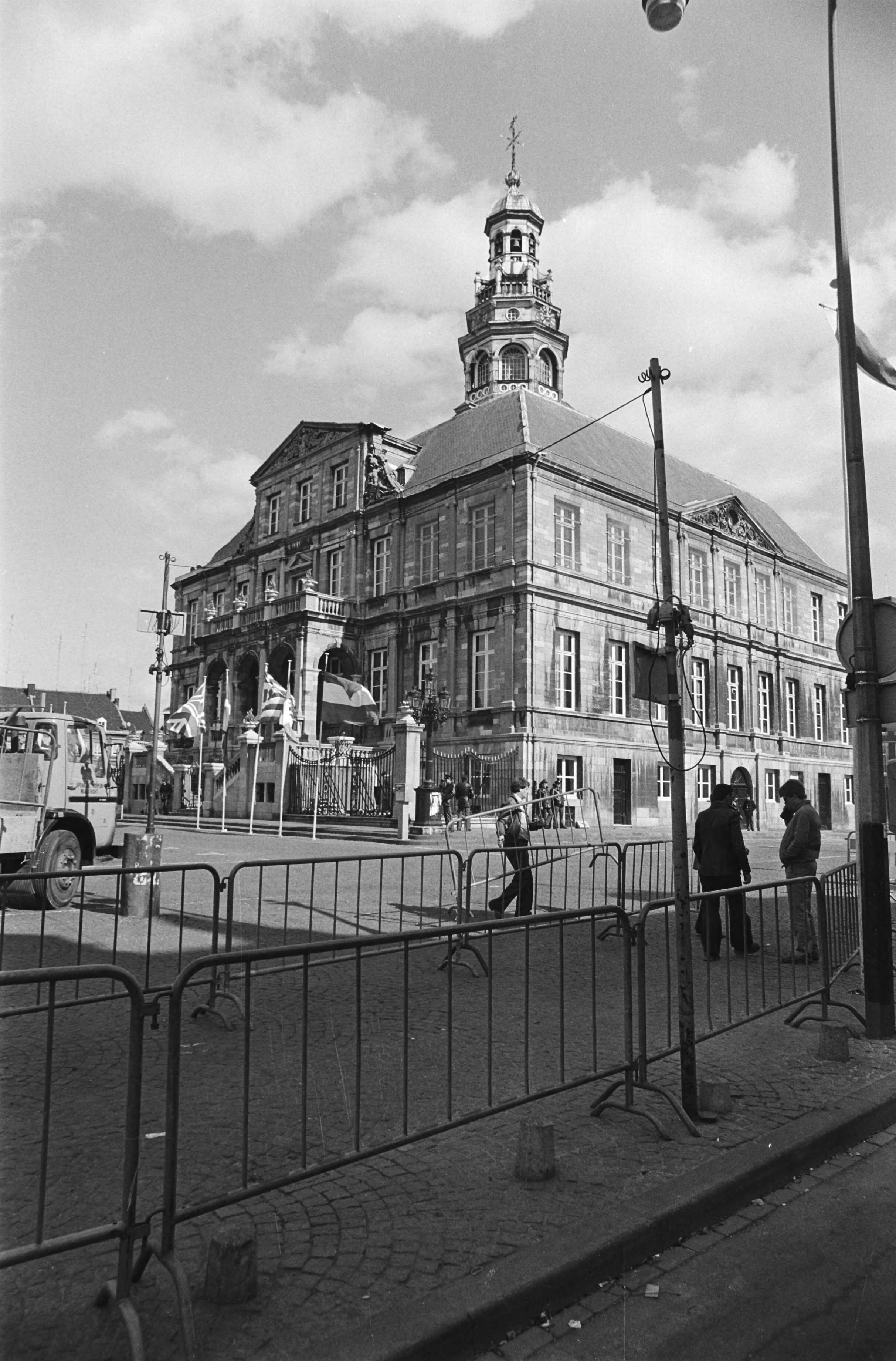 Fotocollectie Anefo — Morgen komt in Maastricht Europese Raad bijeen, Stadhuis waar conferentie gehouden wordt was vandaag al afgezet — Foto: Croes, Rob C. / Anefo. Licentie: Set B: Rechtenvrij / Publiek Domein. Bron: Nationaal Archief. http://hdl.handle.net/10648/acf78eb0-d0b4-102d-bcf8-003048976d84