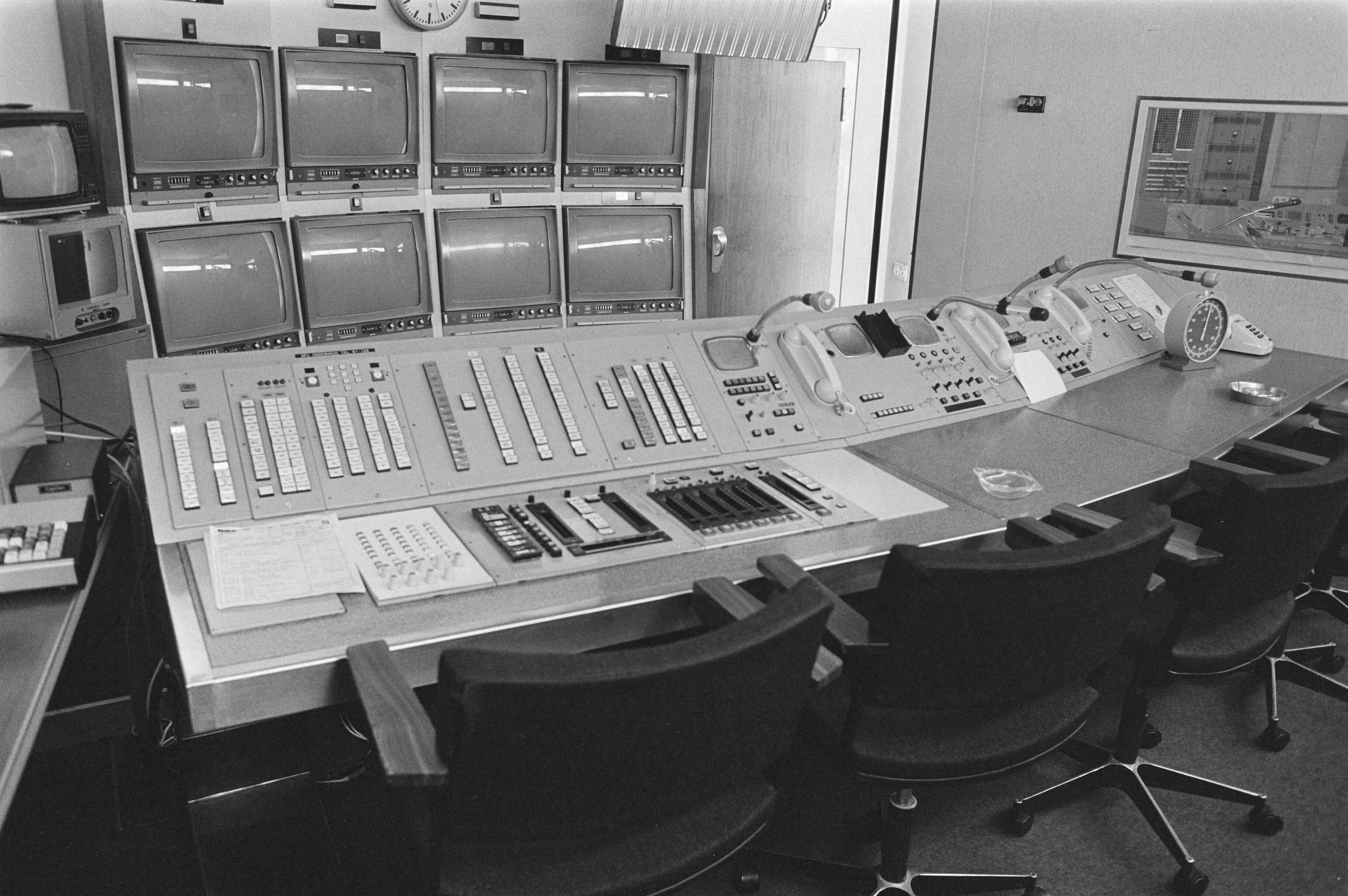Fotocollectie Anefo — Staking omroeppersoneel tegen afwijzing omroep CAO; lege regiekamer en studio — Foto: Croes, Rob C. / Anefo. Licentie: Set B: Rechtenvrij / Publiek Domein. Bron: Nationaal Archief. http://hdl.handle.net/10648/ad45841c-d0b4-102d-bcf8-003048976d84