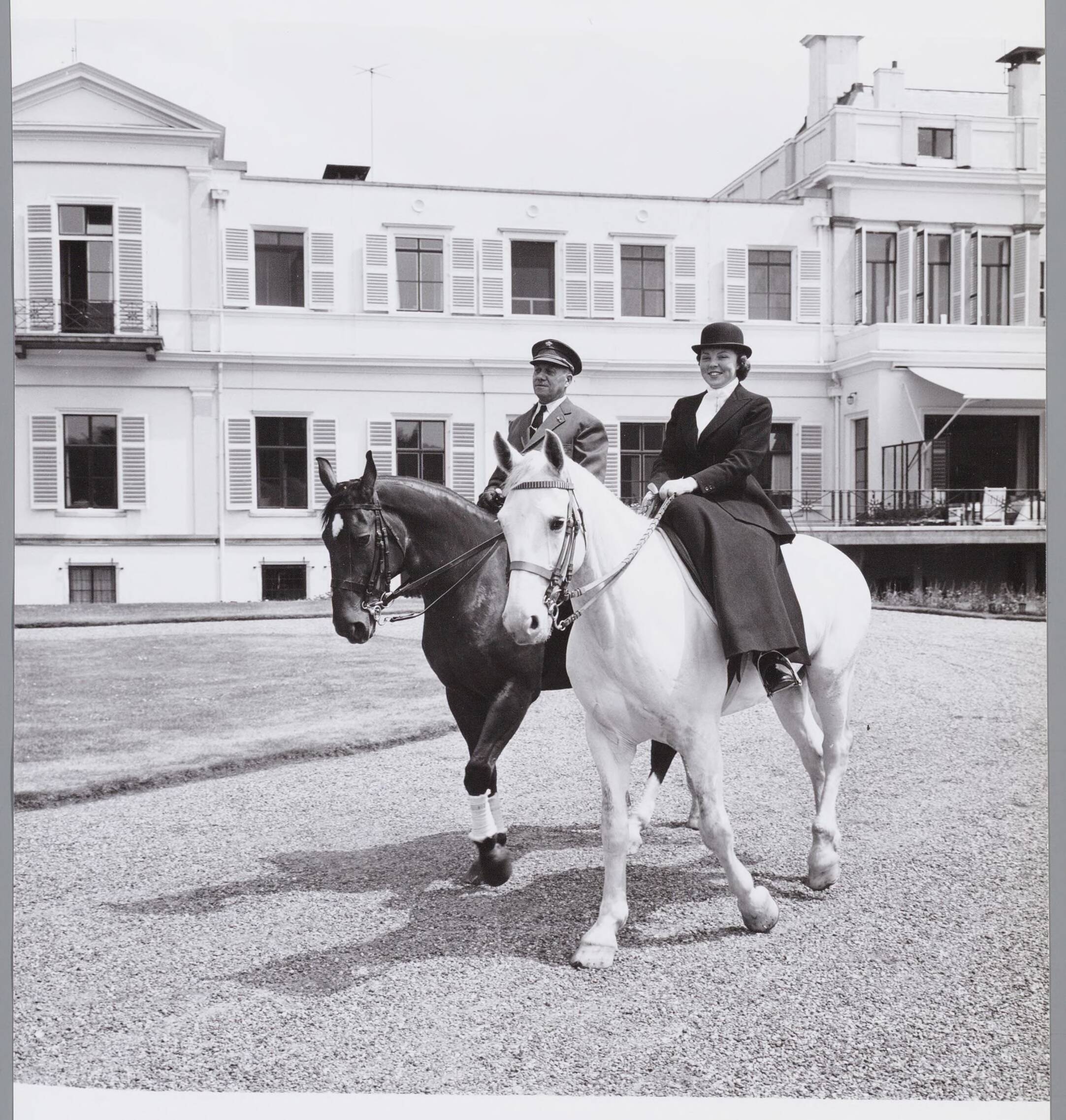 Fotocollectie RVD / Koninklijk Huis — Prinses Beatrix op haar paard bij Paleis Soestdijk — Foto: ANP / RVD of rechtenvrij. Licentie: Set B: Rechtenvrij / Publiek Domein. Bron: Nationaal Archief. http://hdl.handle.net/10648/afb0220c-d0b4-102d-bcf8-003048976d84