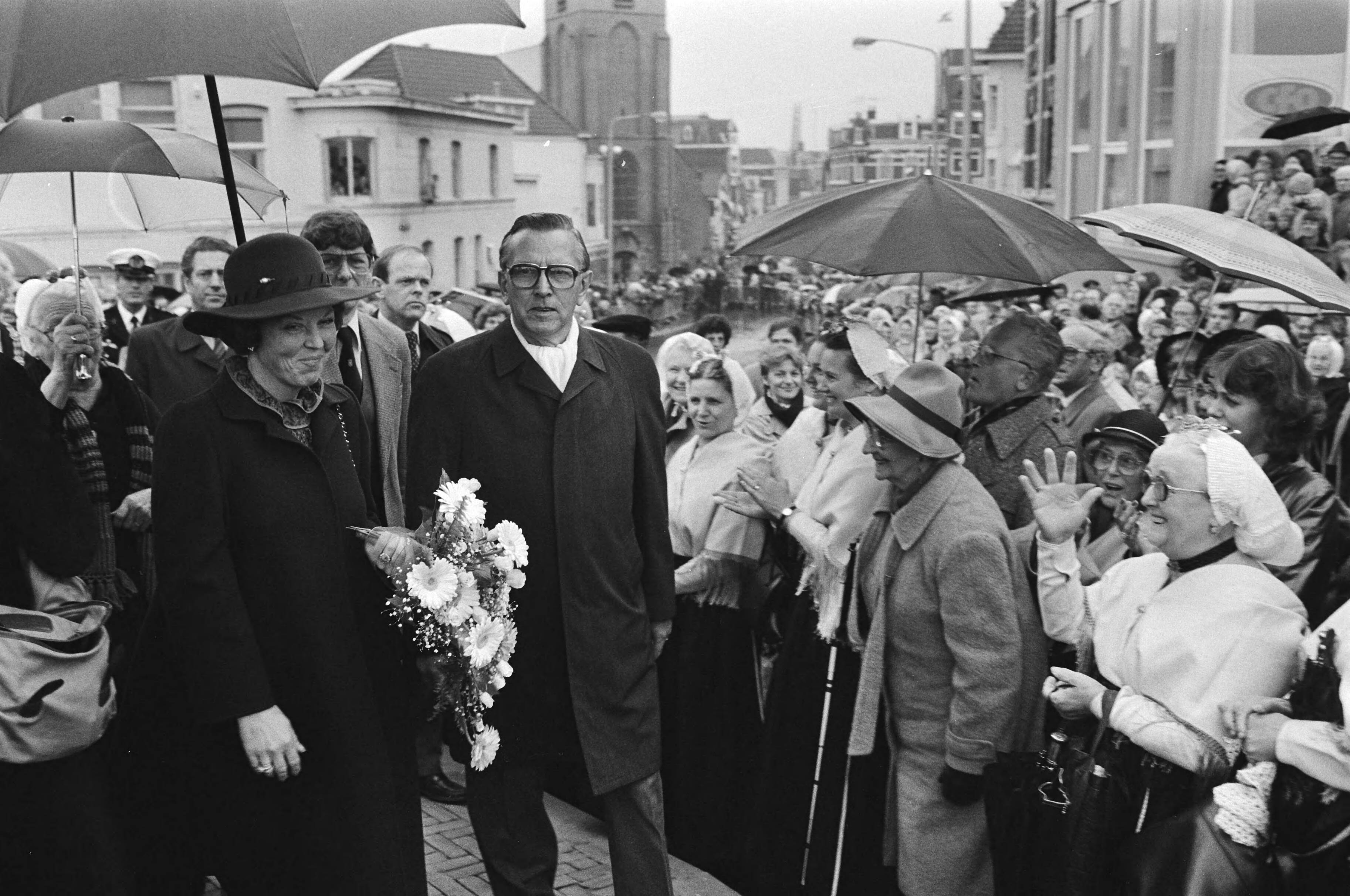 Koningin Beatrix onthult het Vissersmonument in Scheveningen — Koningin Beatrix tussen het publiek — Foto: Antonisse, Marcel / Anefo. Licentie: Set B: Rechtenvrij / Publiek Domein. Bron: Nationaal Archief. http://hdl.handle.net/10648/ad216f0a-d0b4-102d-bcf8-003048976d84