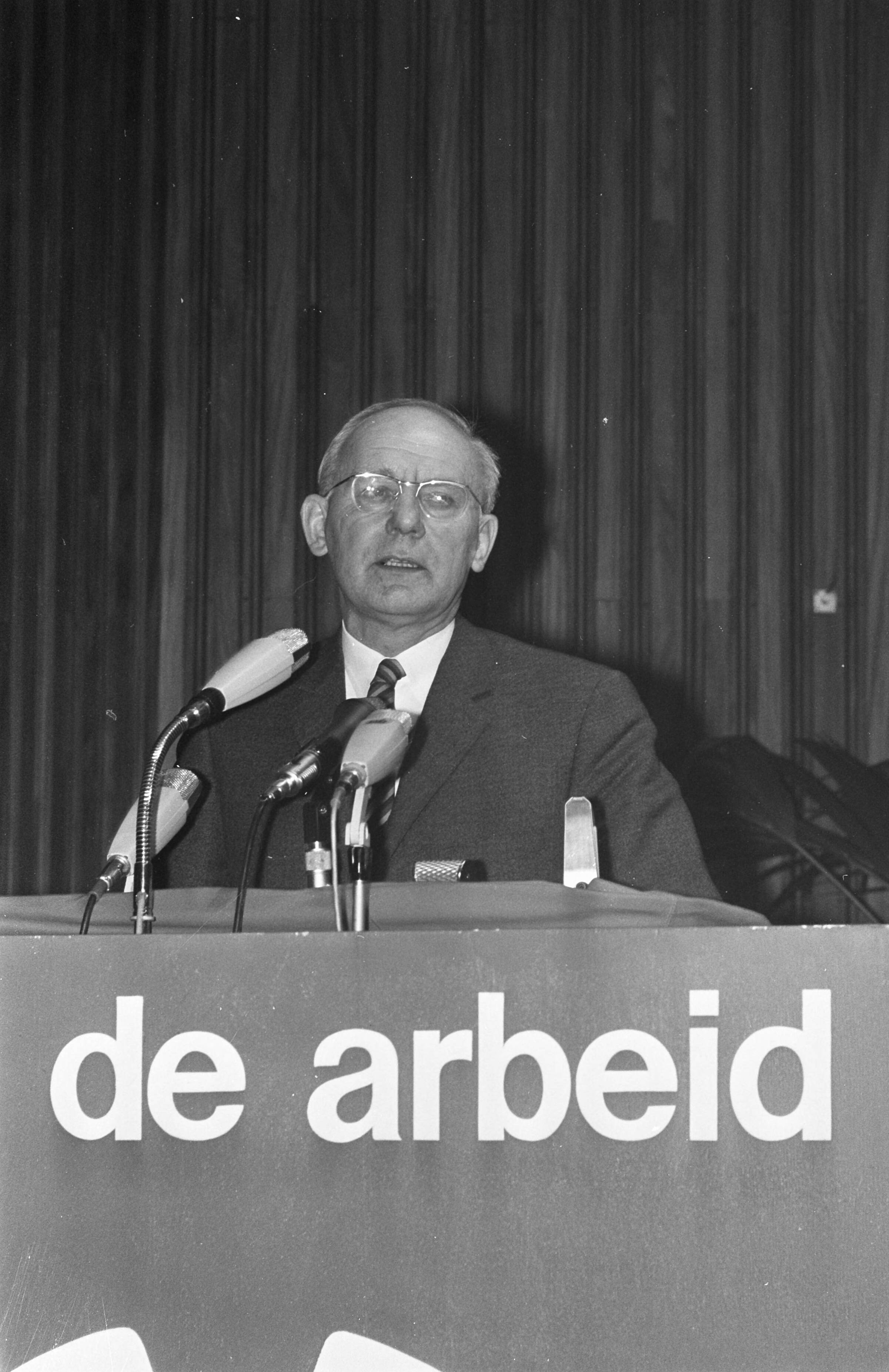 Fotocollectie Anefo — Congres Partij van de Arbeid in Nederlands Congresgebouw Den Haag Vondeling tijdens toespraak — Foto: Nijs, Jac. de / Anefo. Licentie: Set B: Rechtenvrij / Publiek Domein. Bron: Nationaal Archief. http://hdl.handle.net/10648/ab61a8b0-d0b4-102d-bcf8-003048976d84