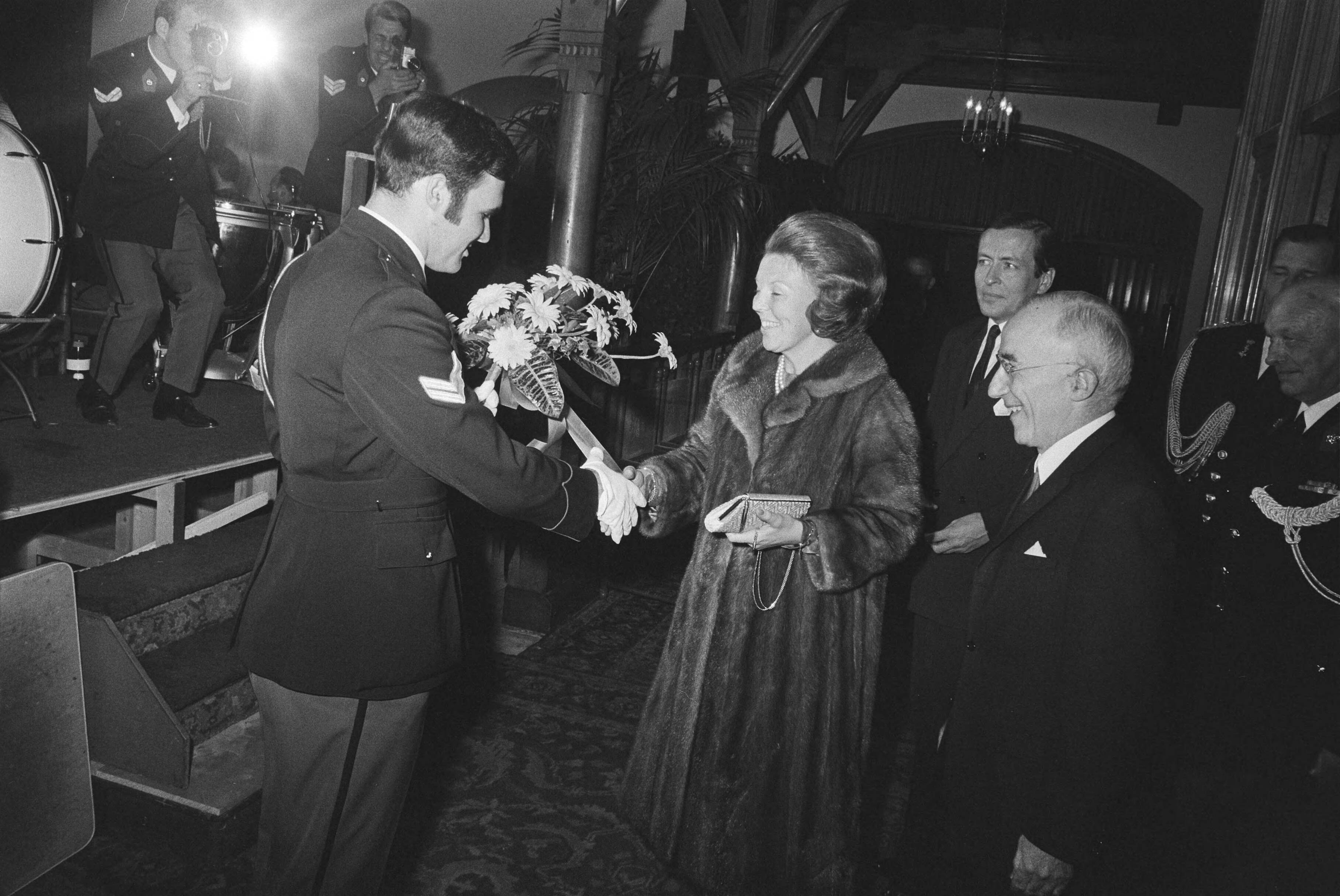 Fotocollectie Anefo — Prinses Beatrix en Prins Claus bij Jubileumconcert van Rijkspolitiekapel in Ridderzaal, Den Haag — Foto: Verhoeff, Bert / Anefo. Licentie: Set B: Rechtenvrij / Publiek Domein. Bron: Nationaal Archief. http://hdl.handle.net/10648/abab57d0-d0b4-102d-bcf8-003048976d84