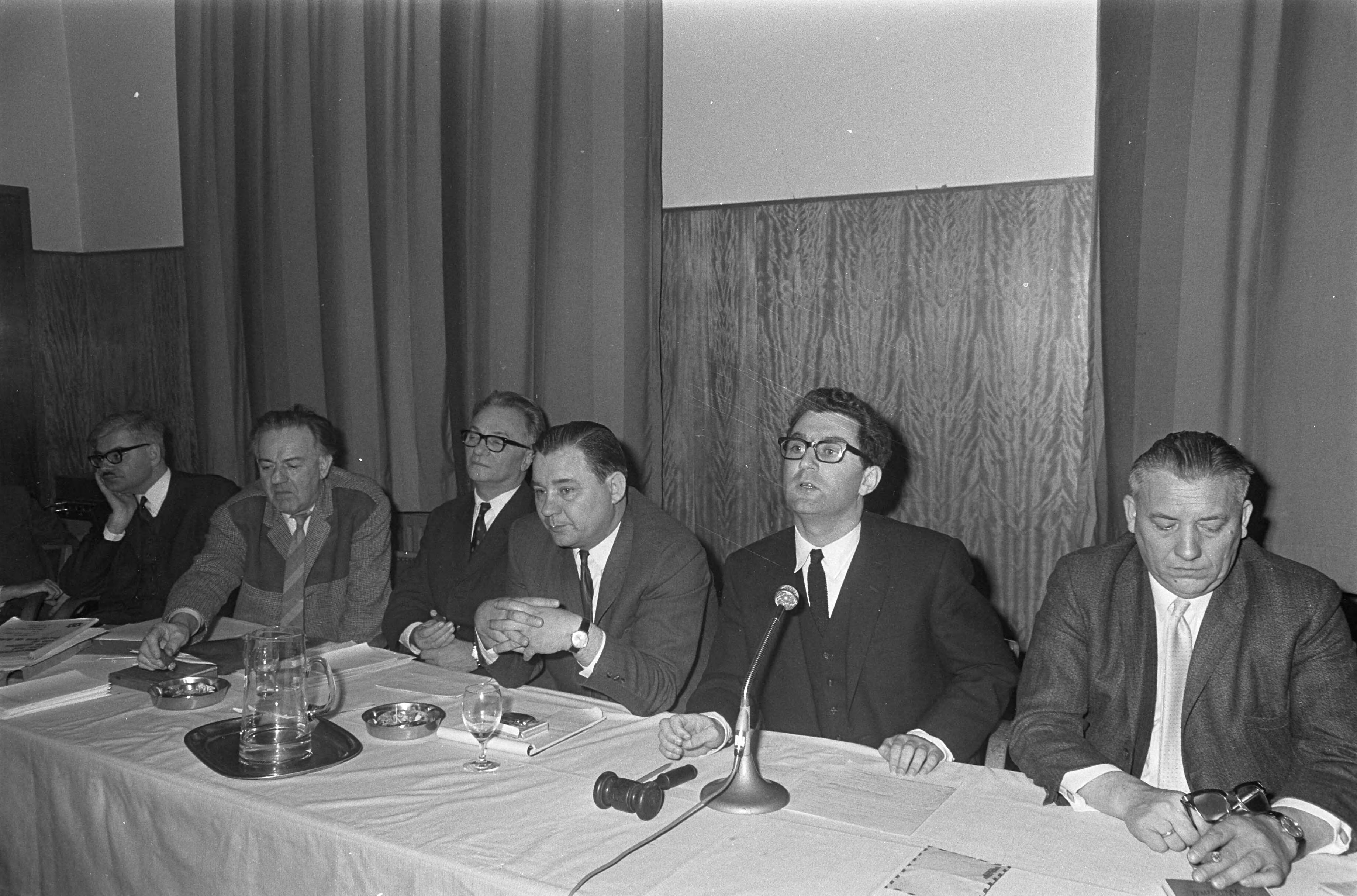 Fotocollectie Anefo — Bijeenkomst Democratisch Appel in Utrecht v.l.n.r. P. Kors , G. v. Oorschot , F. Goedhart , H. Pors jr. , prof.dr. A. Heertje en A. v. Loon / — Foto: Nijs, Jac. de / Anefo. Licentie: Set B: Rechtenvrij / Publiek Domein. Bron: Nationaal Archief. http://hdl.handle.net/10648/ab5cecc6-d0b4-102d-bcf8-003048976d84