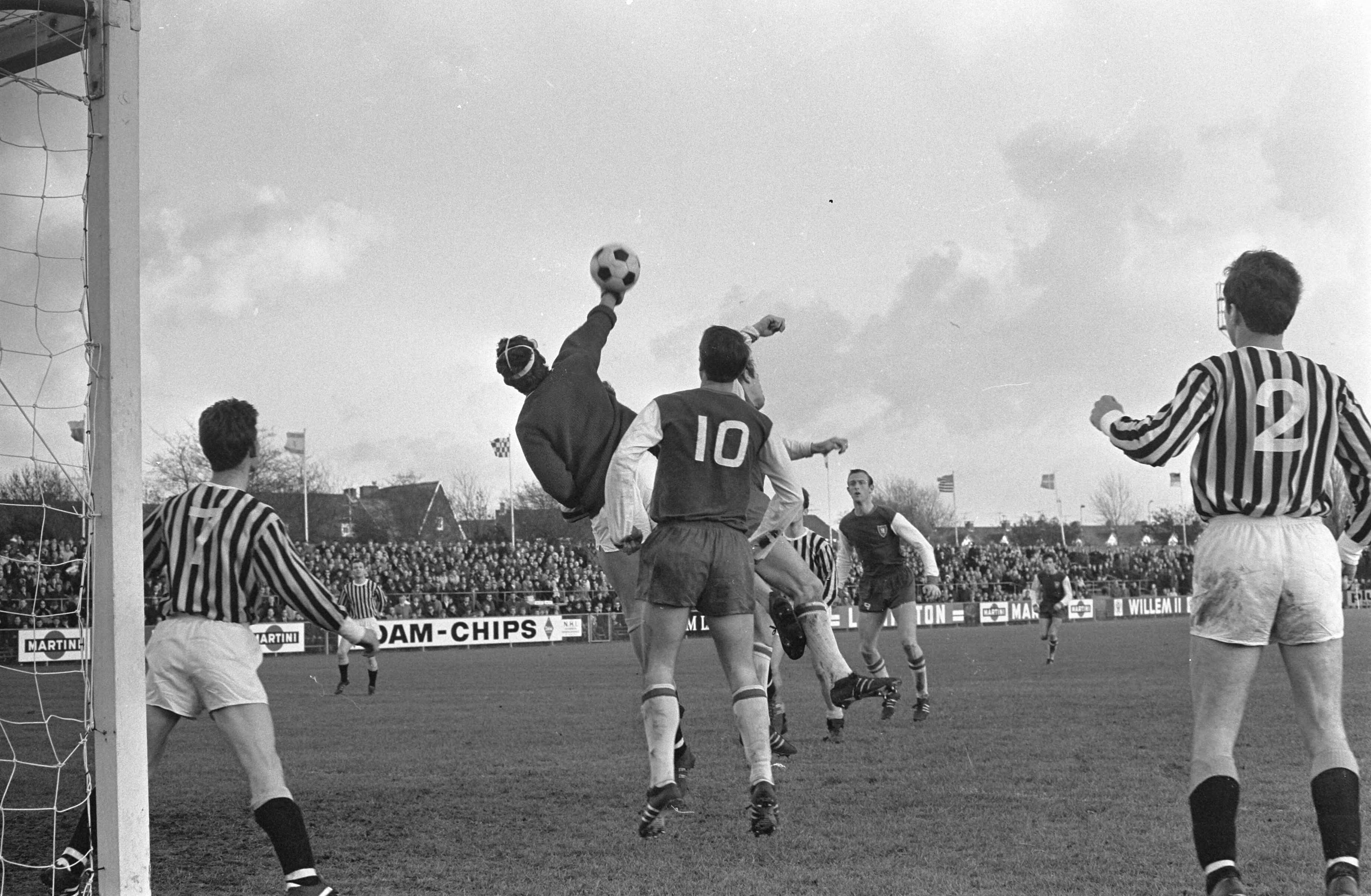 Fotocollectie Anefo — Haarlem-Vitesse 1-2. Spelmomenten — Foto: Kroon, Ron / Anefo. Licentie: Set B: Rechtenvrij / Publiek Domein. Bron: Nationaal Archief. http://hdl.handle.net/10648/ab55c75c-d0b4-102d-bcf8-003048976d84