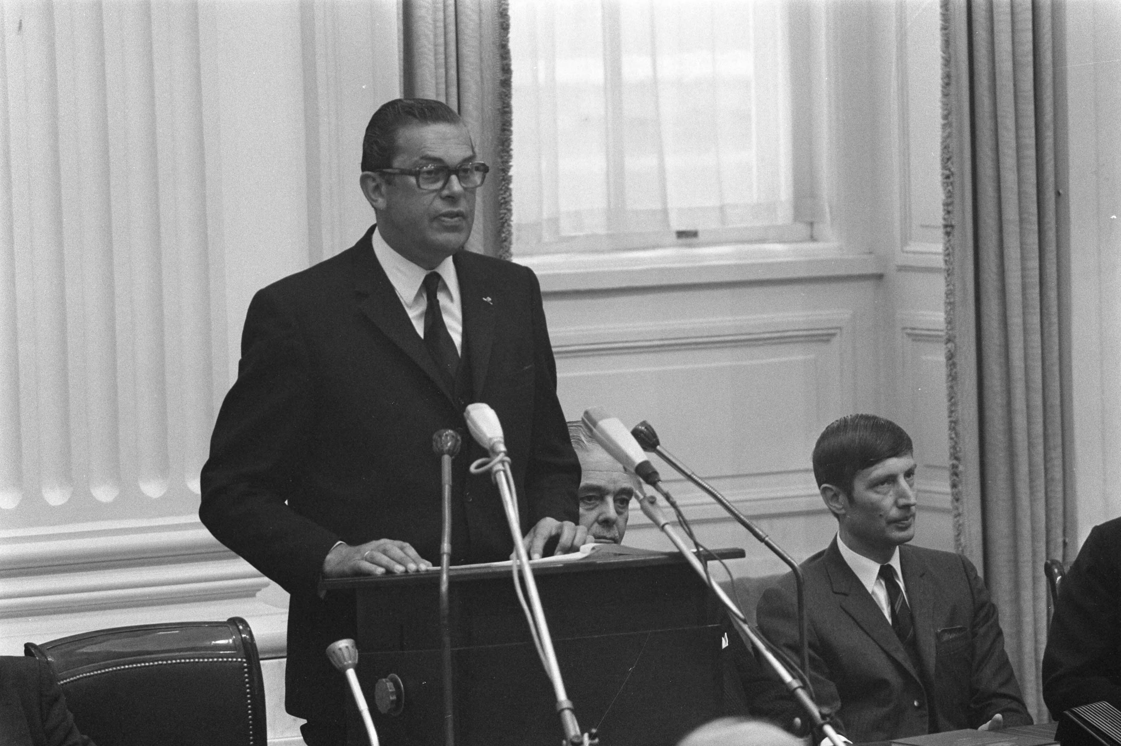 Fotocollectie Anefo — Premier Biesheuvel legt in Tweede Kamer verklaring af over Kabinetscrisis, Den Uyl (links) en M. Bakker (rechts) — Foto: Mieremet, Rob / Anefo. Licentie: Set B: Rechtenvrij / Publiek Domein. Bron: Nationaal Archief. http://hdl.handle.net/10648/abf2a4aa-d0b4-102d-bcf8-003048976d84