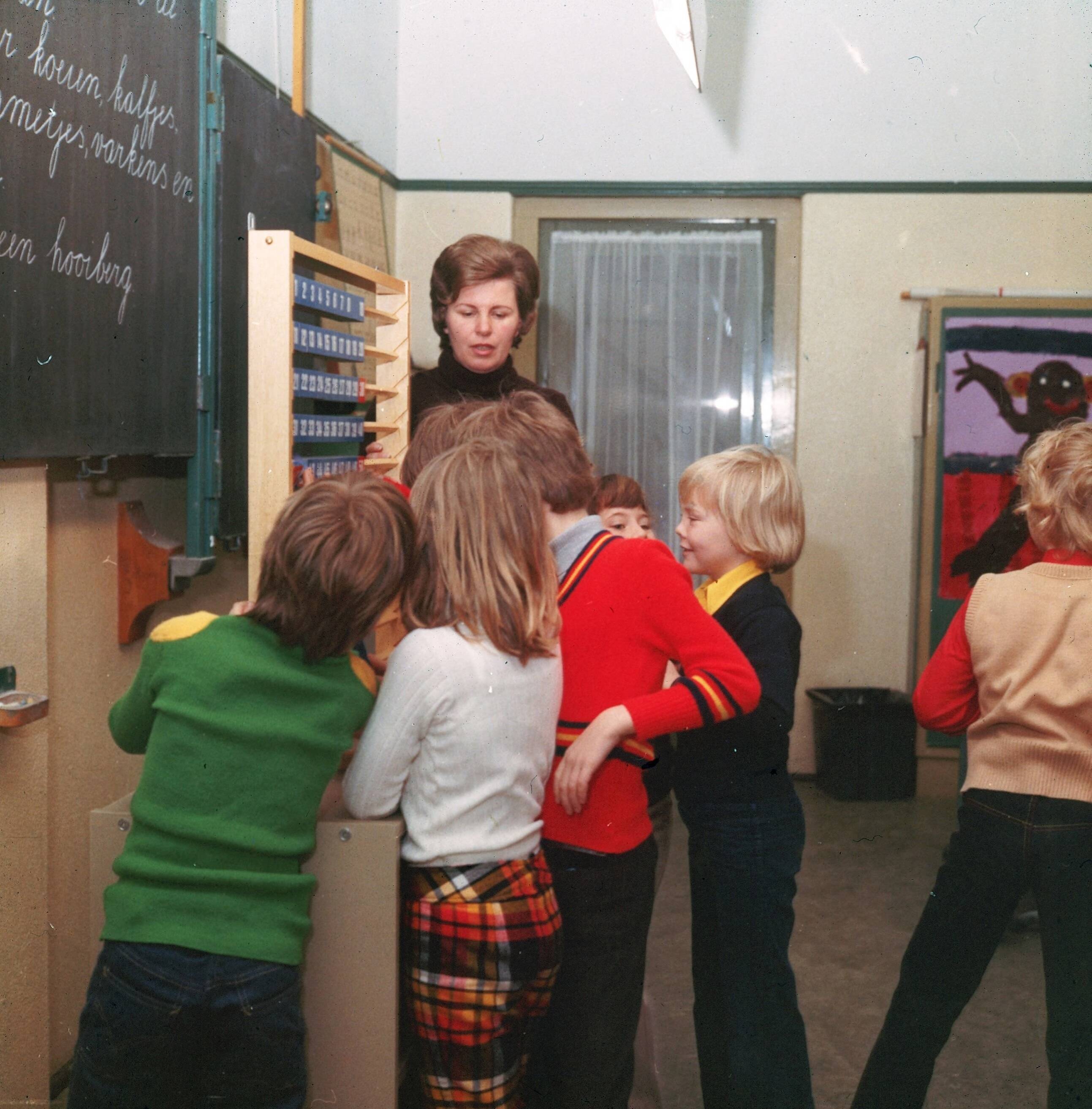 Fotocollectie RVD / Koninklijk Huis — Prins Willem-Alexander op de "Nieuwe Baarnse School" te Baarn tijdens rekenles — Foto: Claus, prins / RVD. Licentie: Set B: Rechtenvrij / Publiek Domein. Bron: Nationaal Archief. http://hdl.handle.net/10648/afb99eae-d0b4-102d-bcf8-003048976d84