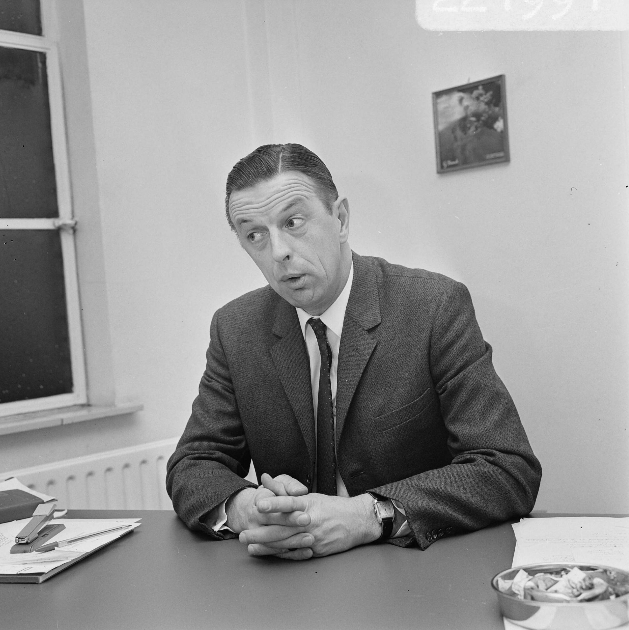 Fotocollectie Anefo — Opdracht Elsevier P. Helder personeelschef Albert Heyn (Zaandam) — Foto: Mieremet, Rob / Anefo. Licentie: Set B: Rechtenvrij / Publiek Domein. Bron: Nationaal Archief. http://hdl.handle.net/10648/ab622c40-d0b4-102d-bcf8-003048976d84