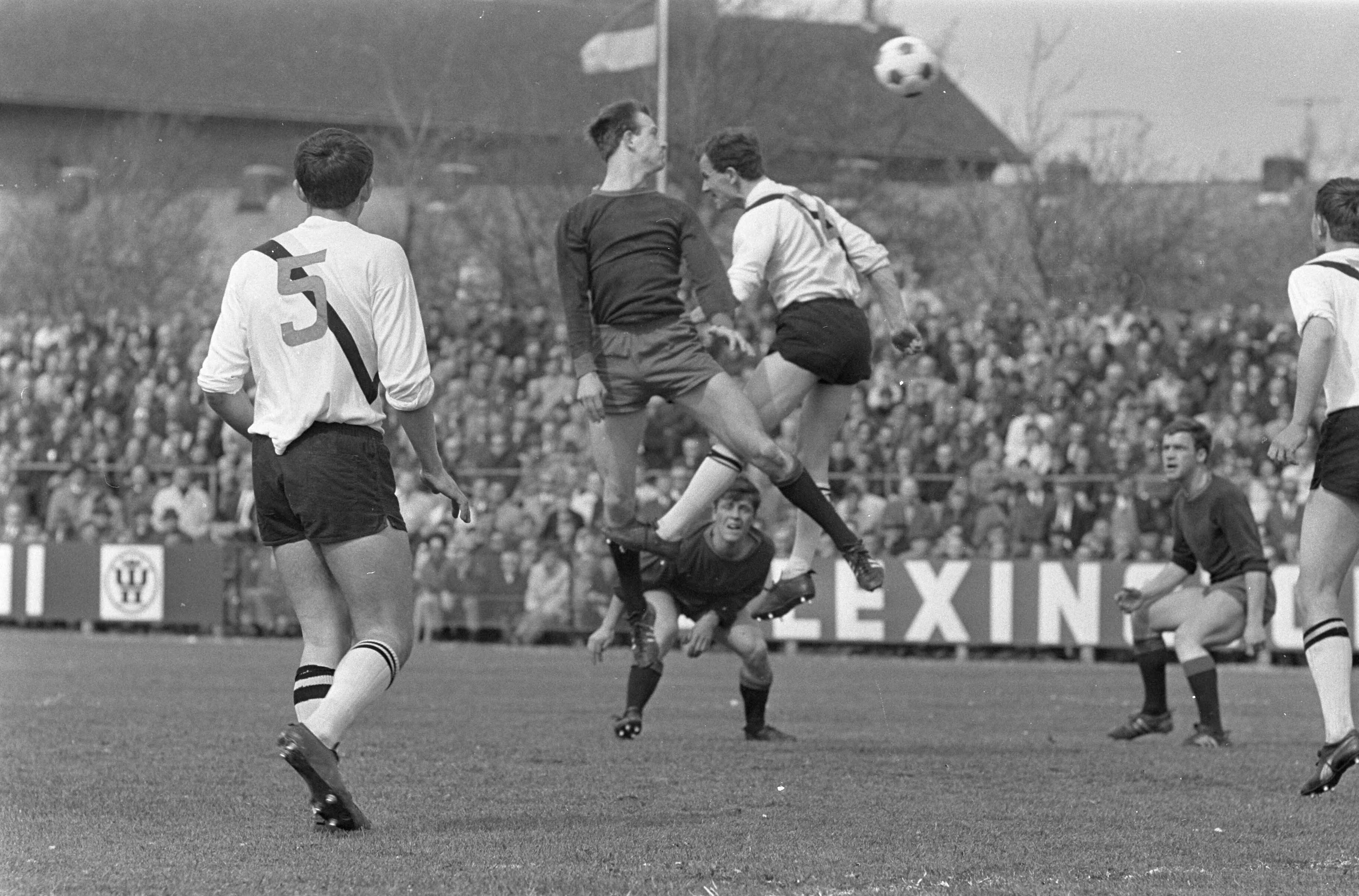 Fotocollectie Anefo — Haarlem tegen VVV 0-0, aanval Haarlem links Hoeben (Haarlem) — Foto: Merk, Ben / Anefo. Licentie: Set B: Rechtenvrij / Publiek Domein. Bron: Nationaal Archief. http://hdl.handle.net/10648/ab18217c-d0b4-102d-bcf8-003048976d84