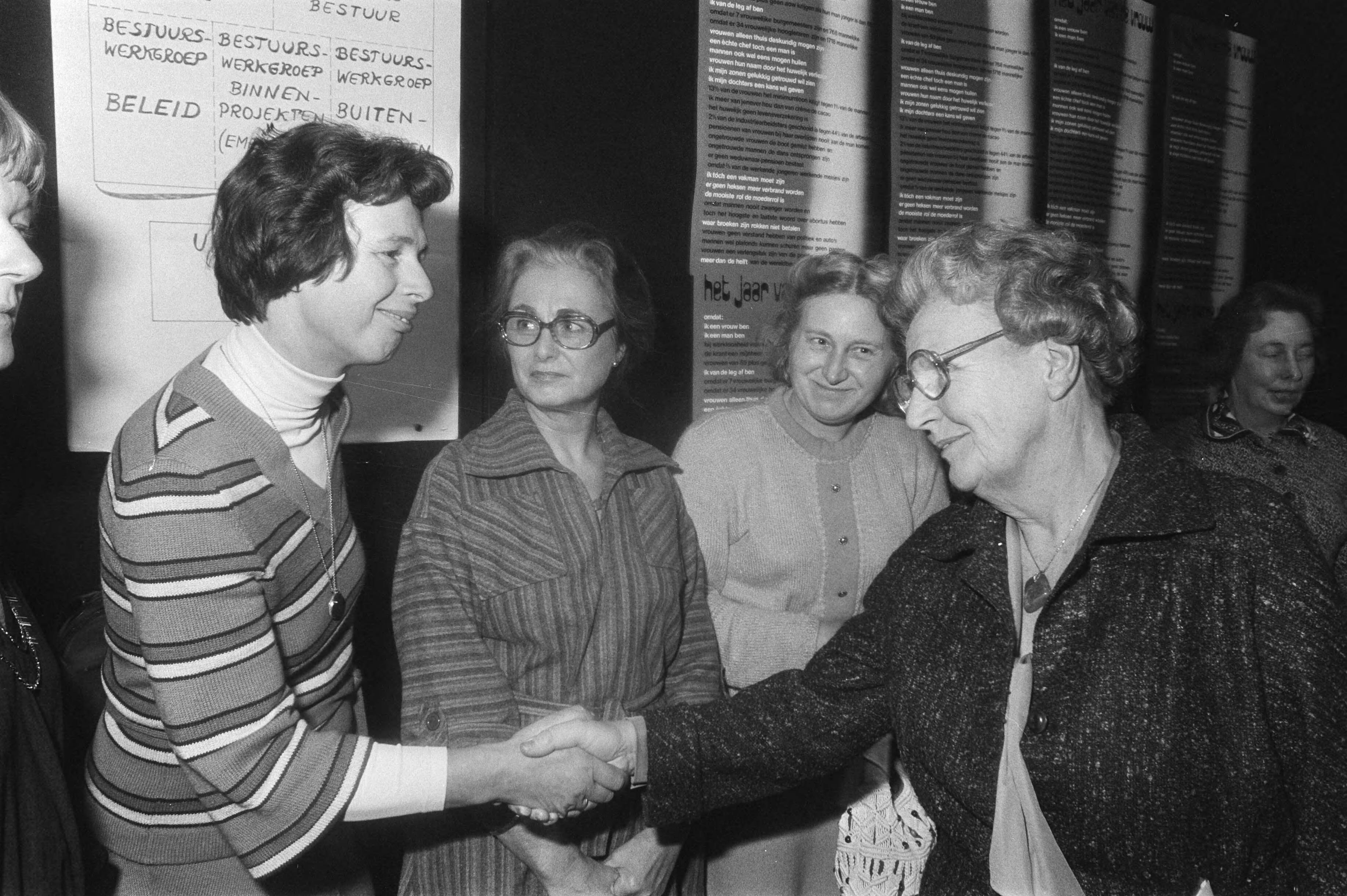 Fotocollectie Anefo — Koningin Juliana aanwezig bij afsluitingsbijeenkomst "Jaar van de vrouw" in Utrecht; Hare Majesteit begroet mevrouw Van der Merwe (voorzitster Rooie — Foto: Peters, Hans / Anefo. Licentie: Set B: Rechtenvrij / Publiek Domein. Bron: Nationaal Archief. http://hdl.handle.net/10648/ac7977e6-d0b4-102d-bcf8-003048976d84