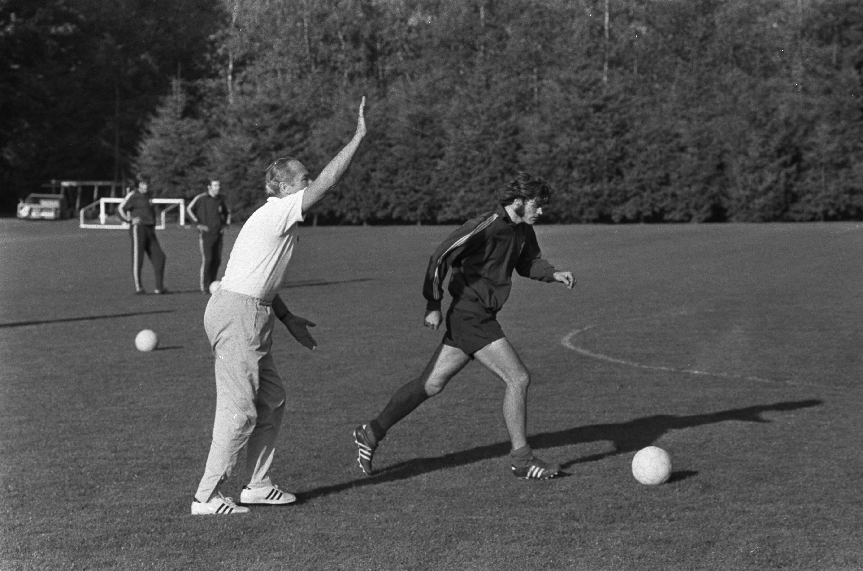 Fotocollectie Anefo — Nederlands elftal traint voor wedstrijd tegen DDR te Zeist nr. 10A, trainer Fadrhone vuurt B. Hulshoff aan, nr. 11 Fadrhone geeft aanwijzingen — Foto: Evers, Joost / Anefo. Licentie: Set B: Rechtenvrij / Publiek Domein. Bron: Nationaal Archief. http://hdl.handle.net/10648/abd1ddc4-d0b4-102d-bcf8-003048976d84