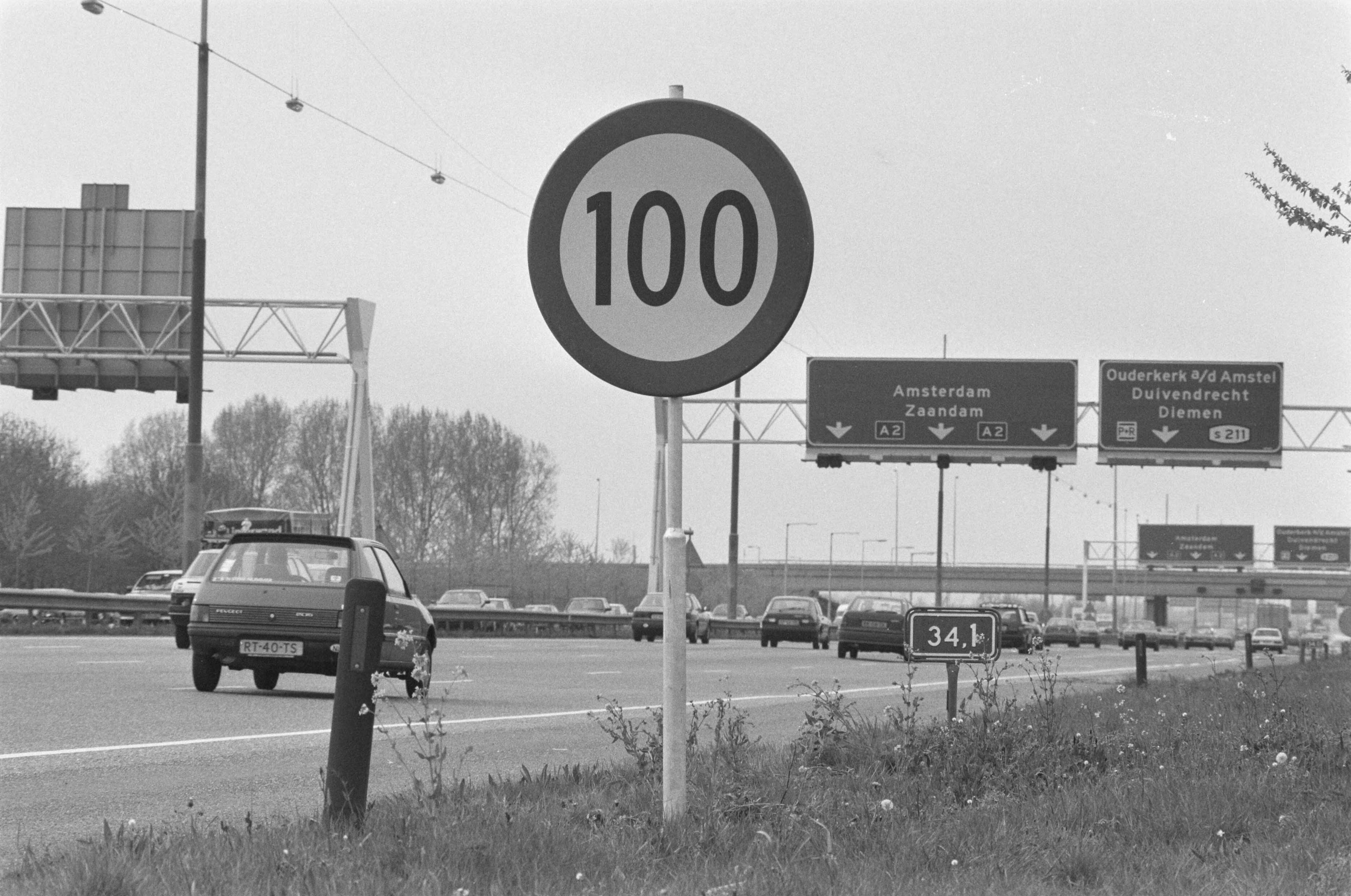 Fotocollectie Anefo — 100 km bord op gedeelte weg Amsterdam Utrecht — Foto: Croes, Rob C. / Anefo. Licentie: Set B: Rechtenvrij / Publiek Domein. Bron: Nationaal Archief. http://hdl.handle.net/10648/ad6a3f82-d0b4-102d-bcf8-003048976d84