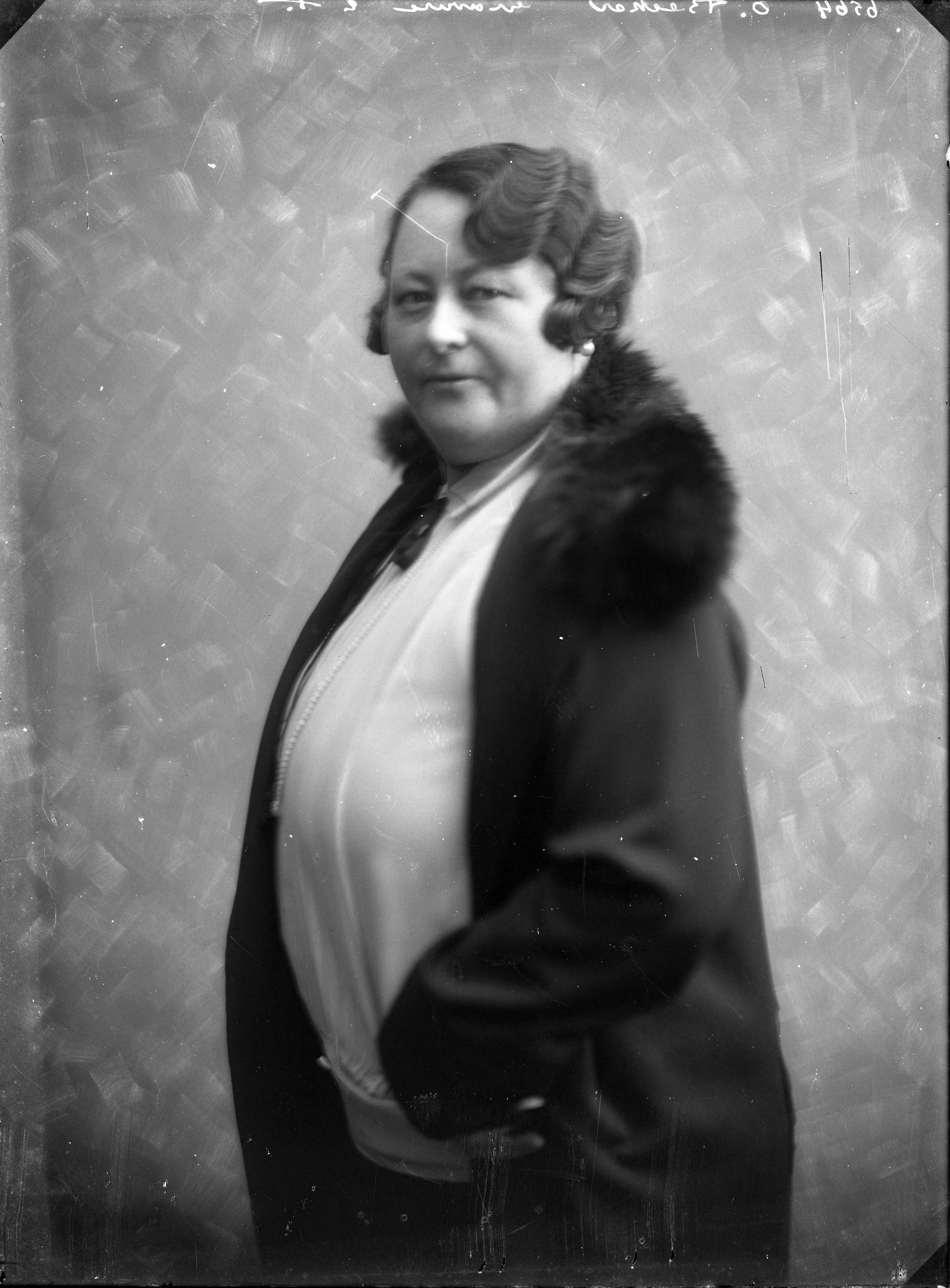 Portretten — Studio-opnames. Portret van een prompte vrouw met grote boezem in witte blouse met daaroverheen een zwarte jas met bontkraag. Haarlem, Nederland. 1918-1930. 6564 O. Becker gravure 2 — Foto: Berg, Th.C.J. van den / Spaarnestad Photo (05887). Licentie: Set B: Rechtenvrij / Publiek Domein. Bron: Nationaal Archief. http://hdl.handle.net/10648/35429da7-c5bd-a382-e063-6df0900a6686