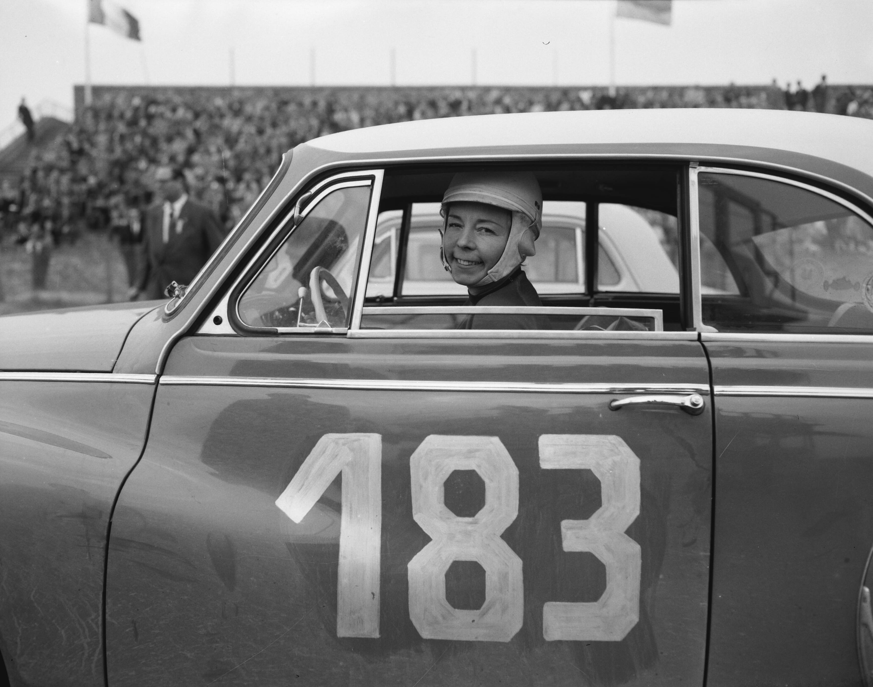 Tulpenrallye 1958 — Snelheidsproeven van de tiende internationale Tulpenrallye op het circuit van Zandvoort. Mevr. M. Blanchoud, (Frankrijk) winnares "Coupe des Dames" met een AU 1000 — Foto: Bilsen, Joop van / Anefo. Licentie: Set B: Rechtenvrij / Publiek Domein. Bron: Nationaal Archief. http://hdl.handle.net/10648/a97afc18-d0b4-102d-bcf8-003048976d84