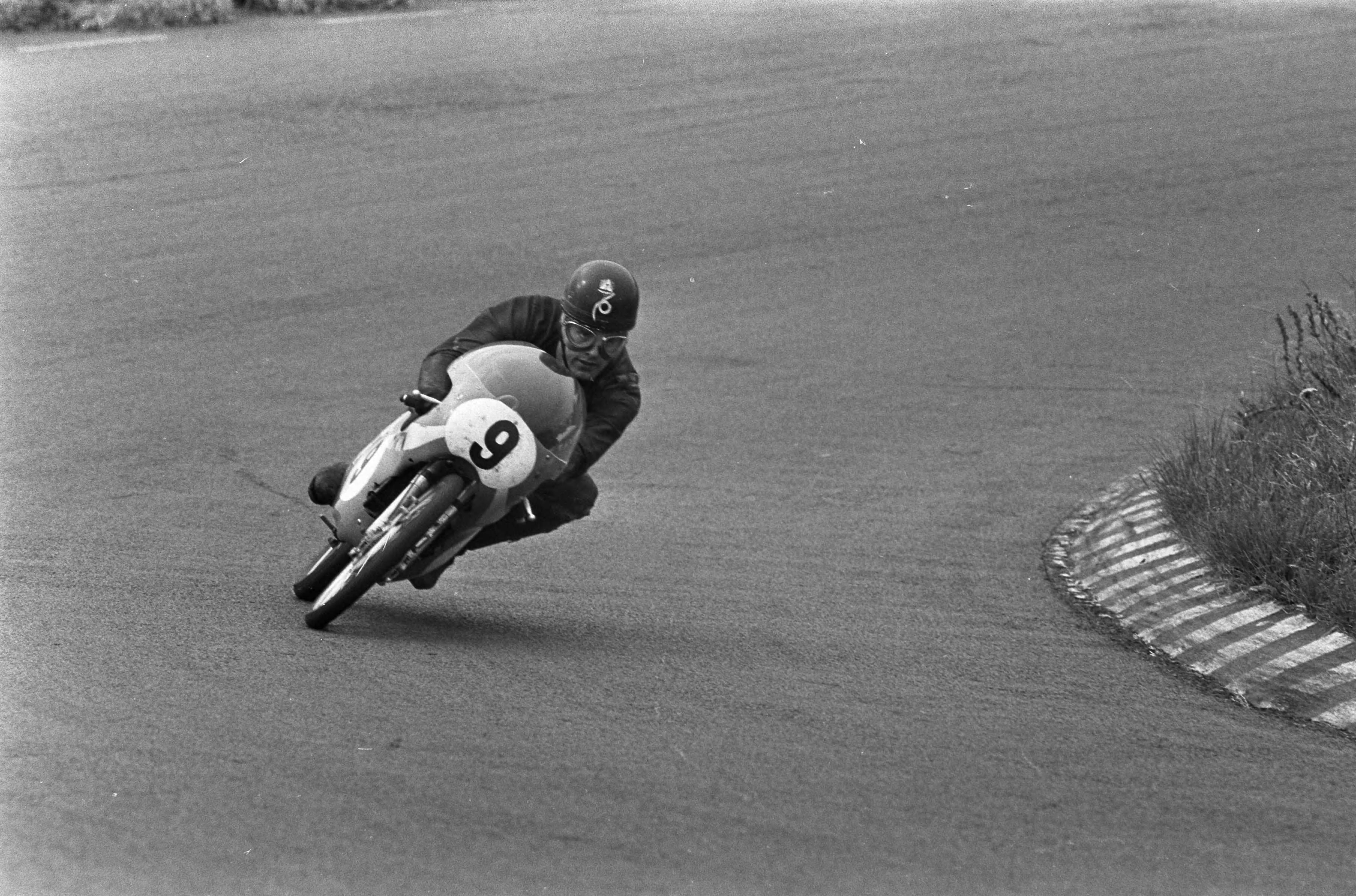 Fotocollectie Anefo — Motorraces Zandvoort. Paul Lodewijkx kwam te vallen in 250cc klasse — Foto: Koch, Eric / Anefo. Licentie: Set B: Rechtenvrij / Publiek Domein. Bron: Nationaal Archief. http://hdl.handle.net/10648/ab477c10-d0b4-102d-bcf8-003048976d84