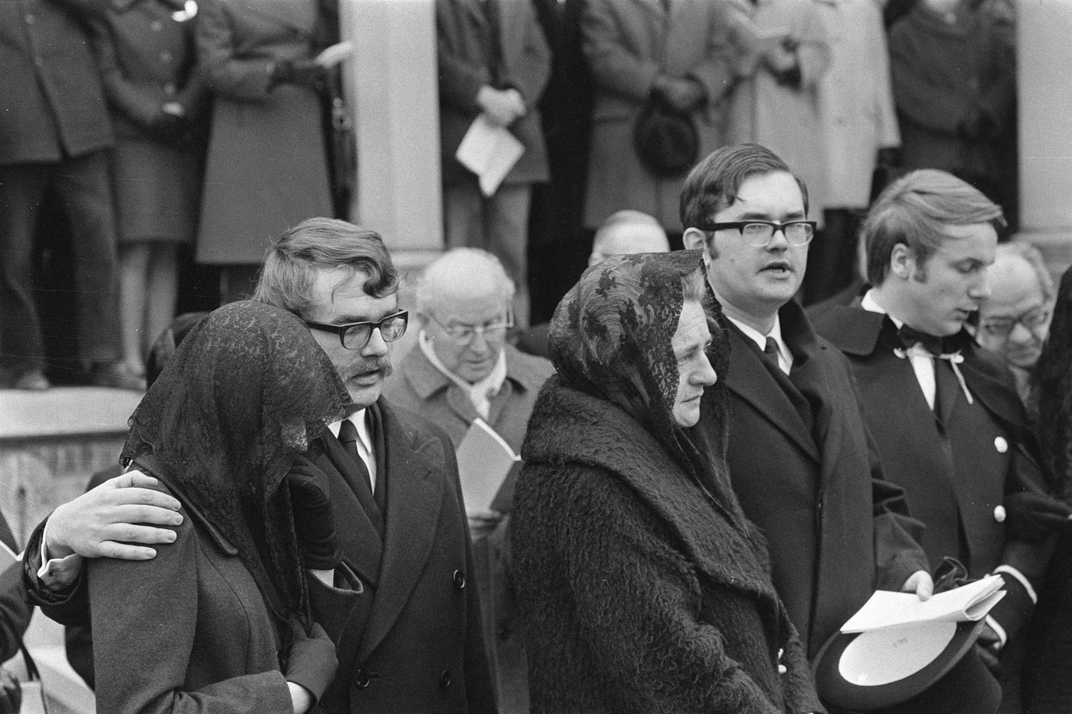 Fotocollectie Anefo — Begrafenis oud premier Cals , Den Haag , in St. Paschaliskerk — Foto: Evers, Joost / Anefo. Licentie: Set B: Rechtenvrij / Publiek Domein. Bron: Nationaal Archief. http://hdl.handle.net/10648/abdcd1ac-d0b4-102d-bcf8-003048976d84