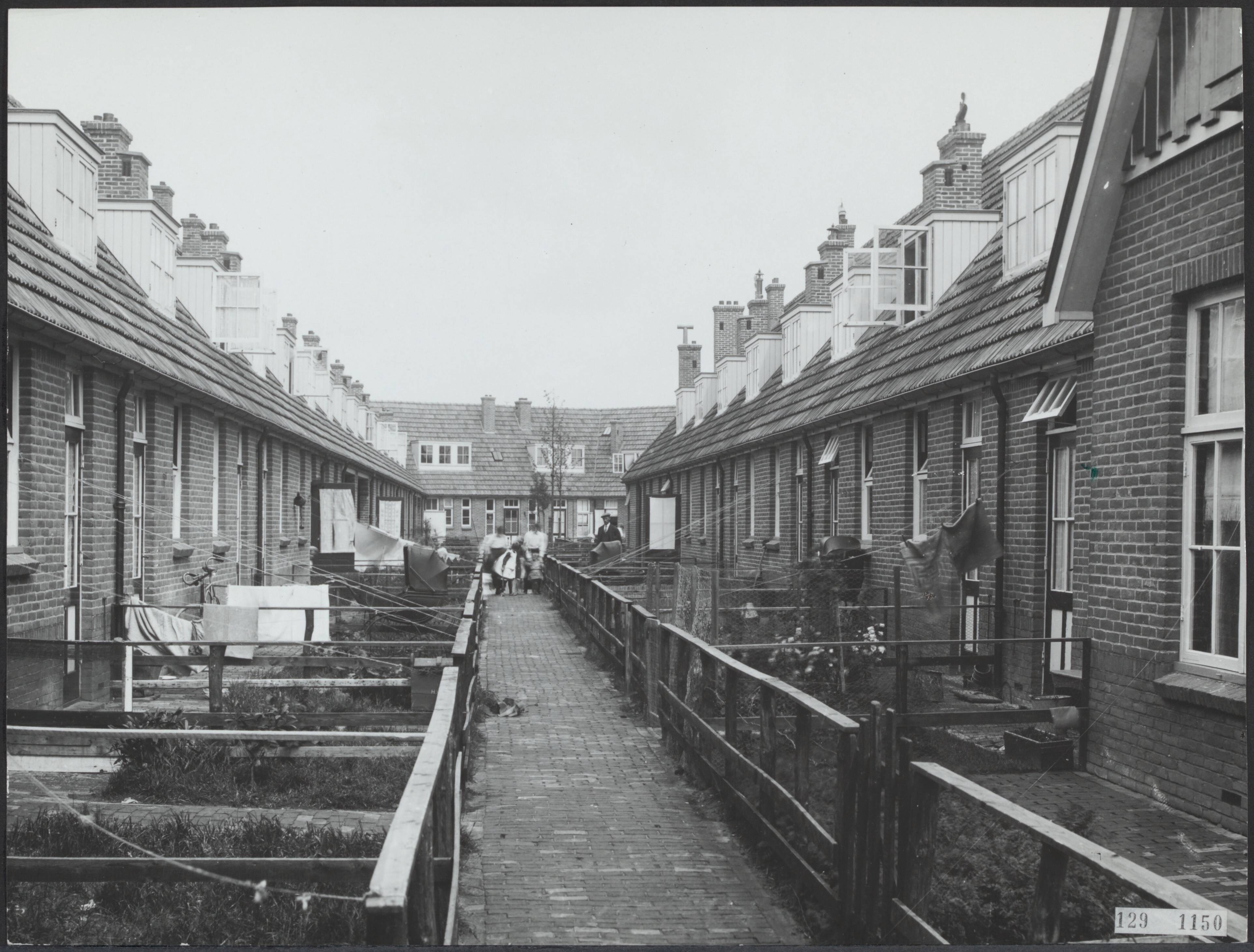 Fotocollectie Rijksvoorlichtingsdienst Eigen — Achtergevels Laakhof, Den Haag (ca. 1917) — Foto: Fotodienst Gemeente Den Haag. Licentie: Set B: Rechtenvrij / Publiek Domein. Bron: Nationaal Archief. http://hdl.handle.net/10648/af48d228-d0b4-102d-bcf8-003048976d84