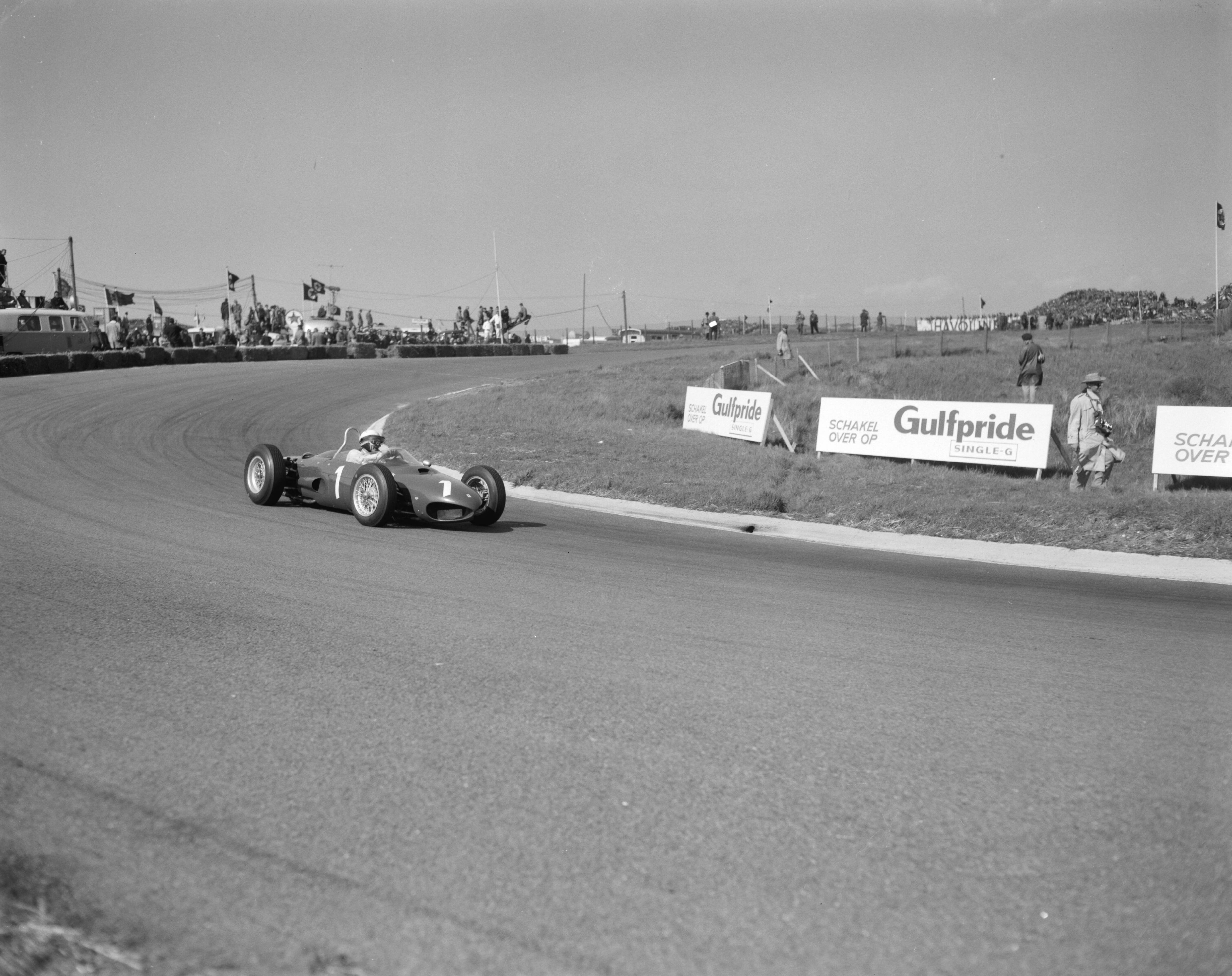 Grand Prix Zandvoort 1962 — Grand Prix van Zandvoort. Phil Hill (1, Ferrari) — Foto: Bilsen, Joop van / Anefo. Licentie: Set B: Rechtenvrij / Publiek Domein. Bron: Nationaal Archief. http://hdl.handle.net/10648/aa092d1c-d0b4-102d-bcf8-003048976d84