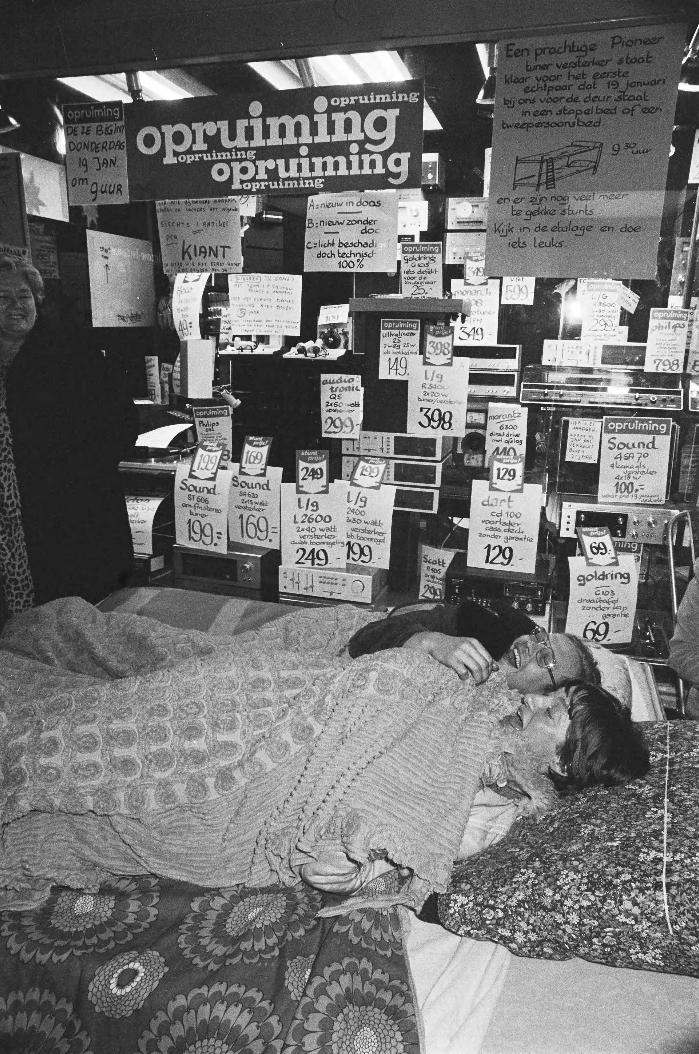 Fotocollectie Anefo — Uitverkoopenthousiasten overnachten voor winkel in Haarlem — Foto: Suyk, Koen / Anefo. Licentie: Set B: Rechtenvrij / Publiek Domein. Bron: Nationaal Archief. http://hdl.handle.net/10648/acaa9a9c-d0b4-102d-bcf8-003048976d84